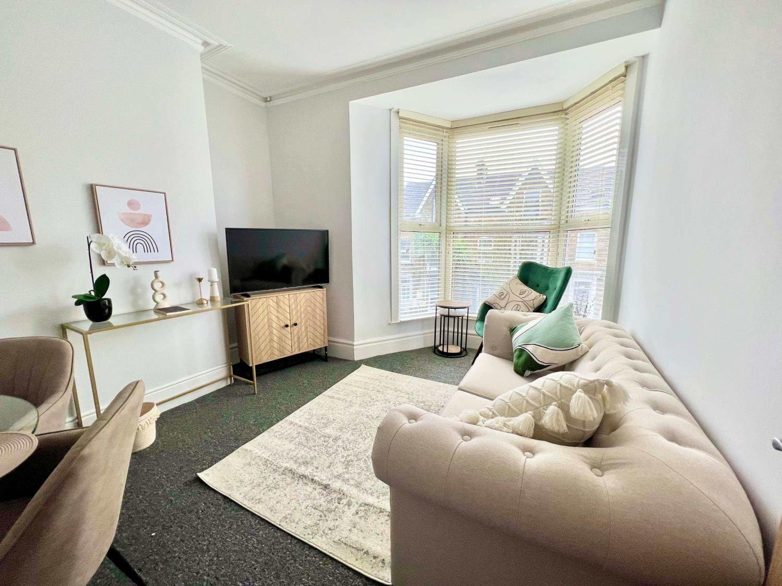 Stunning Flat Close to Beach view 3