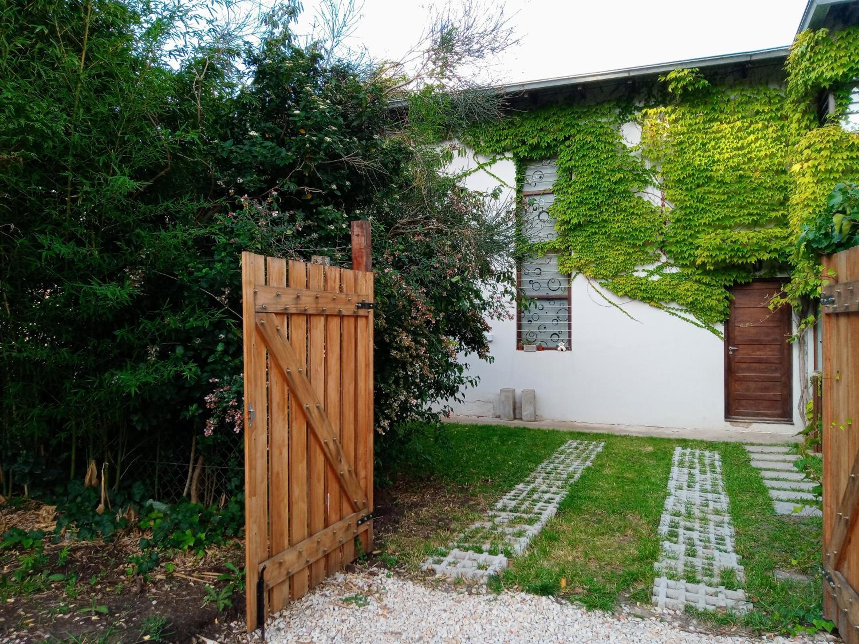 casita moderna frente al bosque