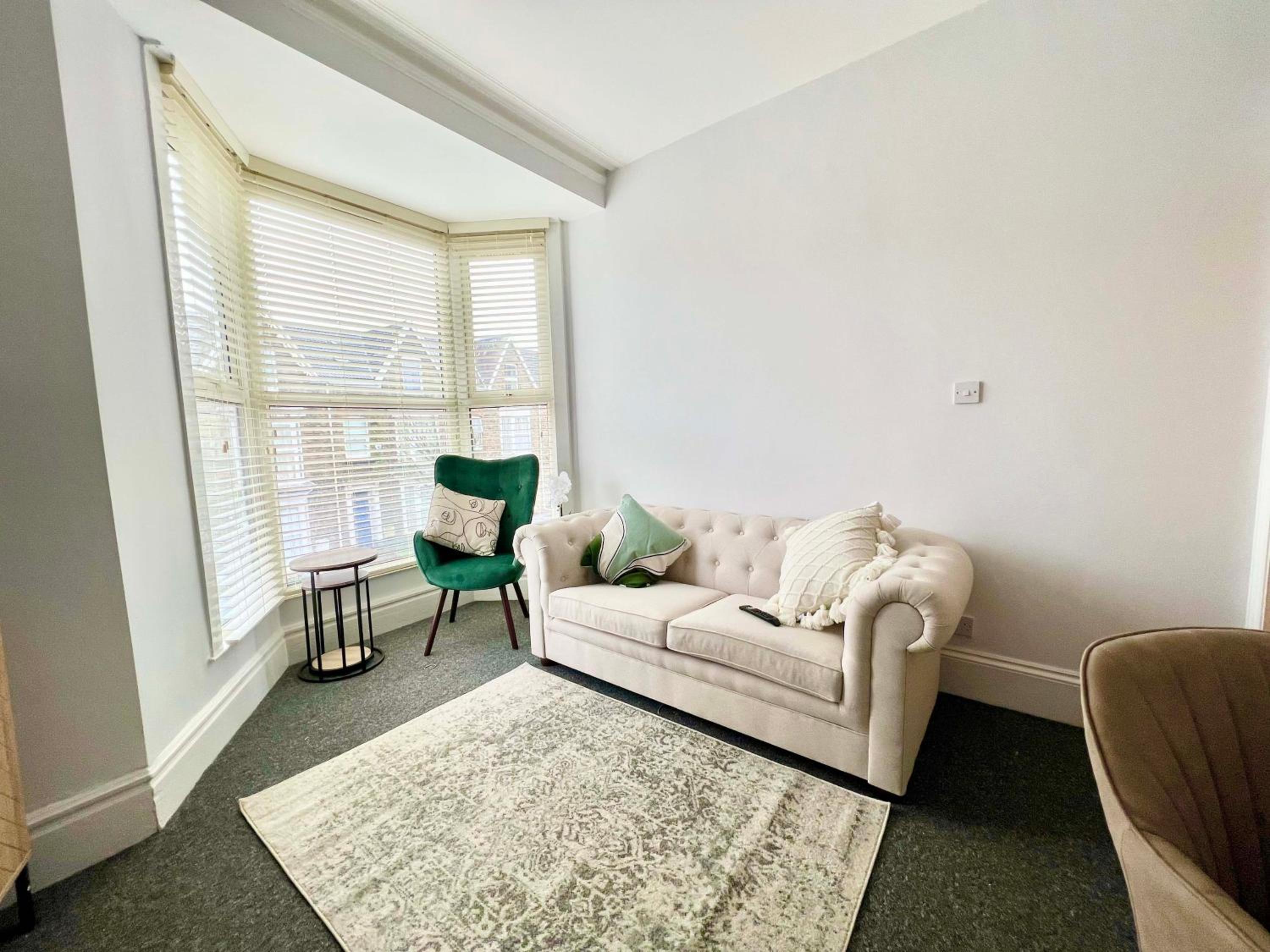 Stunning Flat Close to Beach view 4