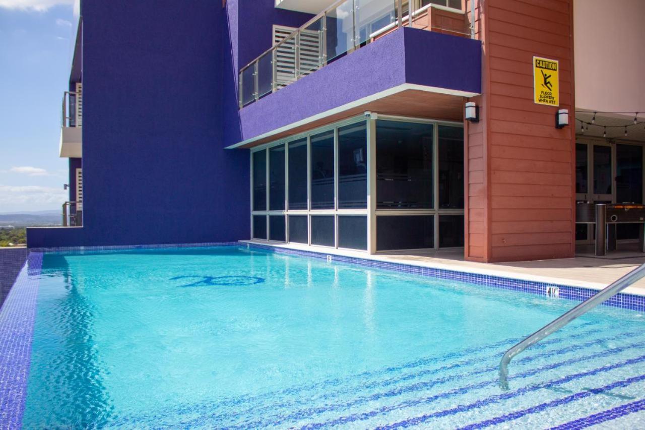 Apartment with roof top pool. view 2