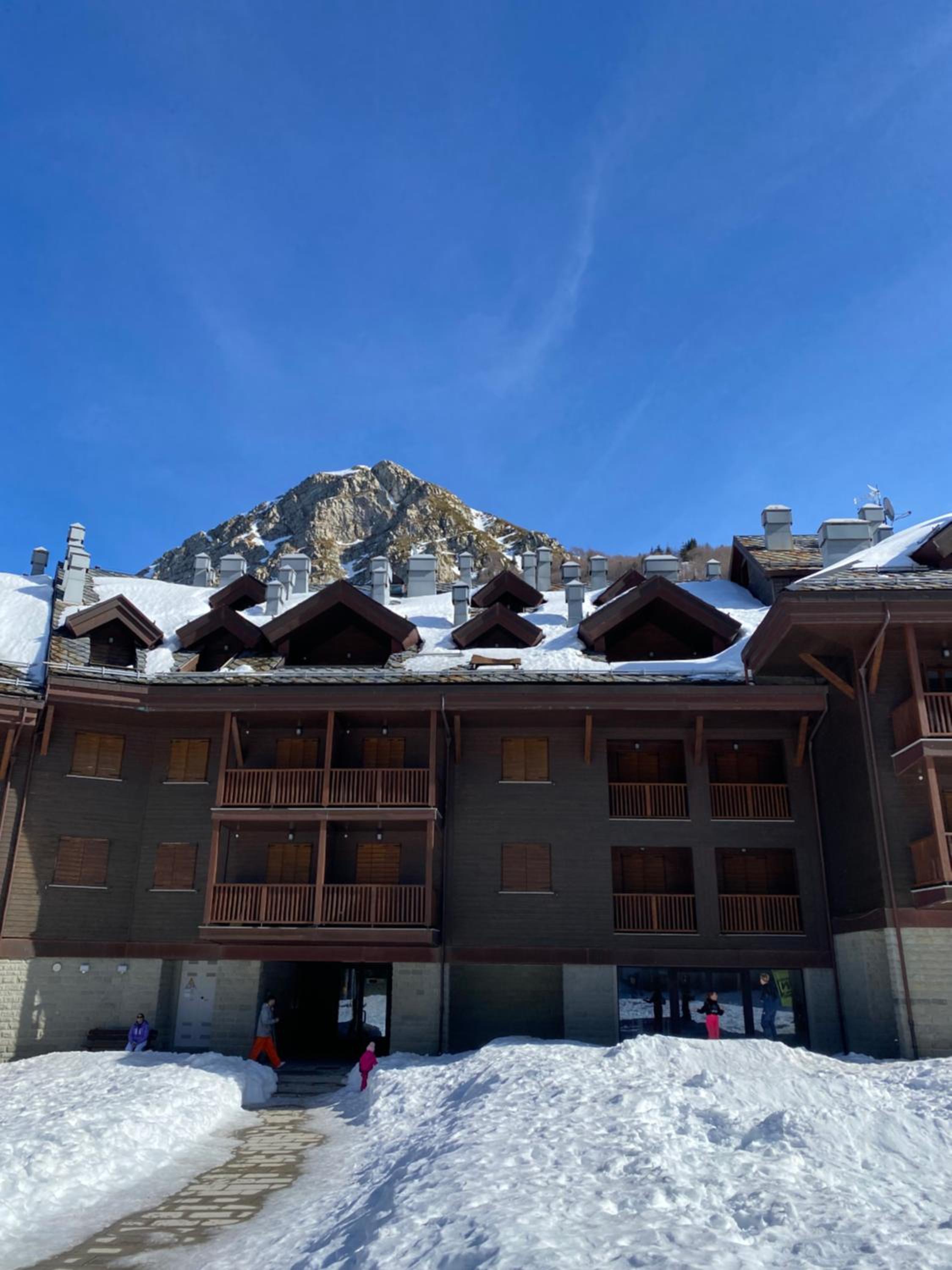 la casetta sulla neve
