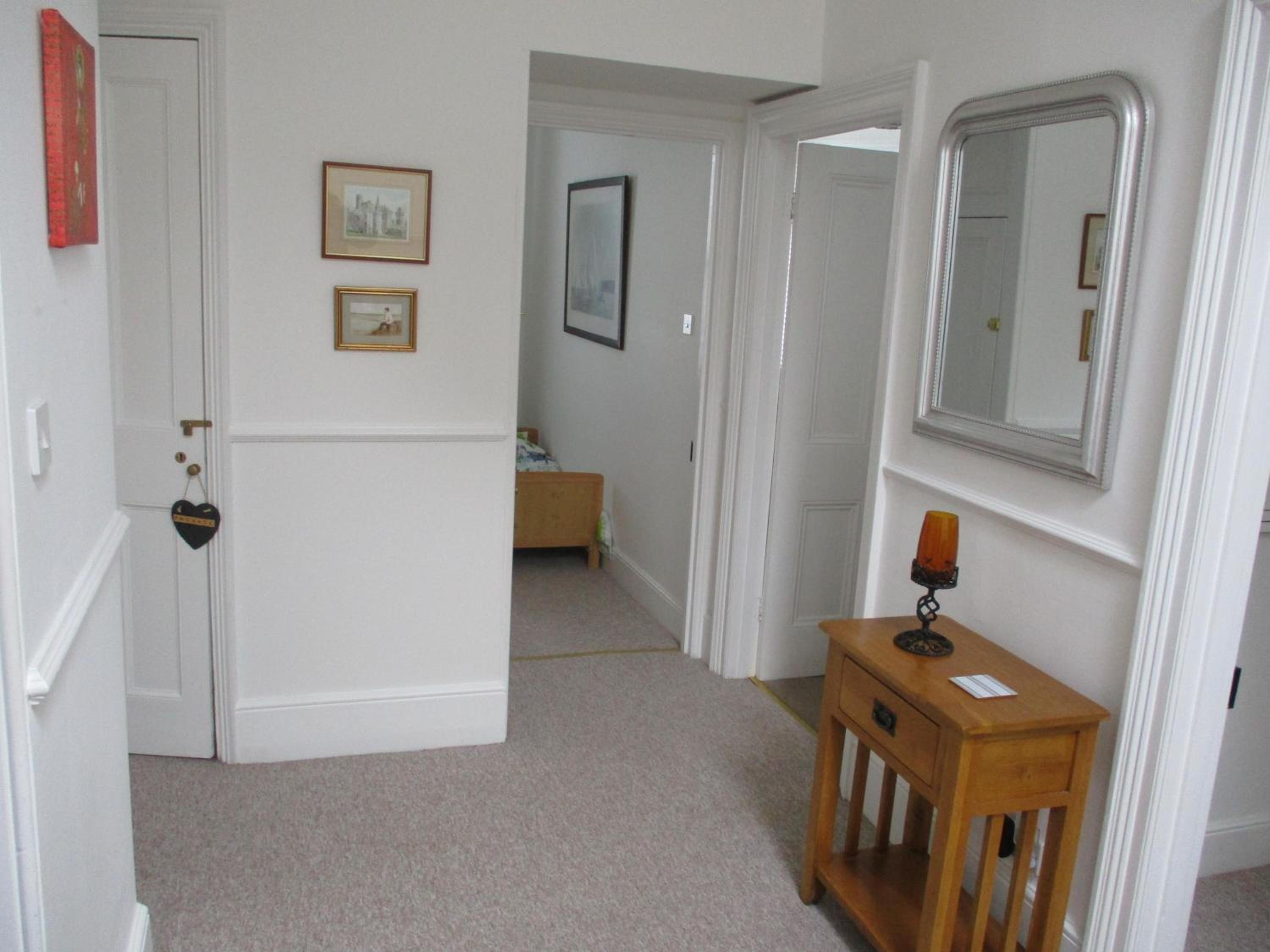 Lovely spacious apartment - sleeps 5 view 4