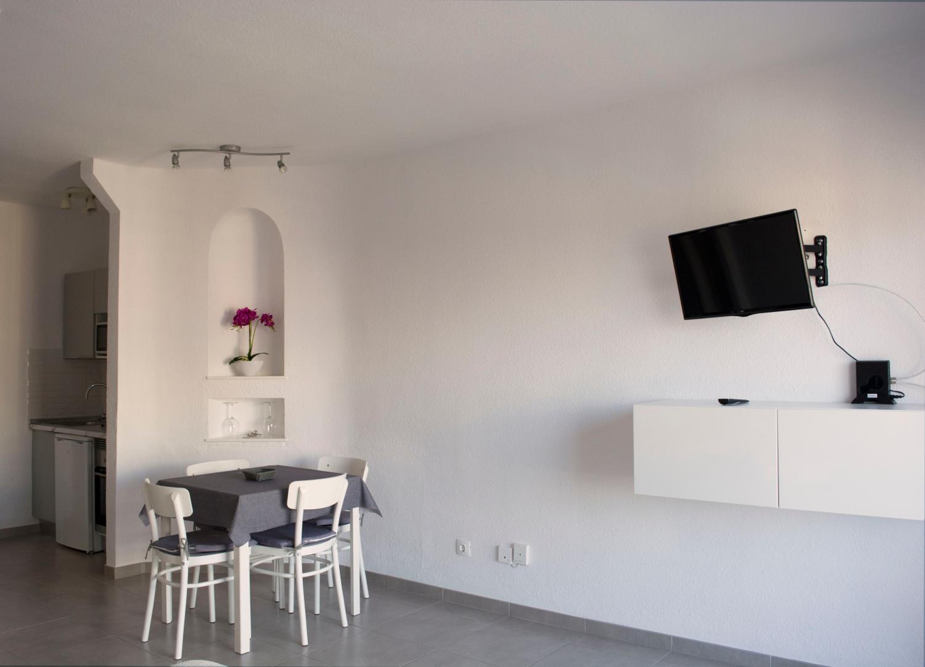 Cozy studio next to the sea view 4