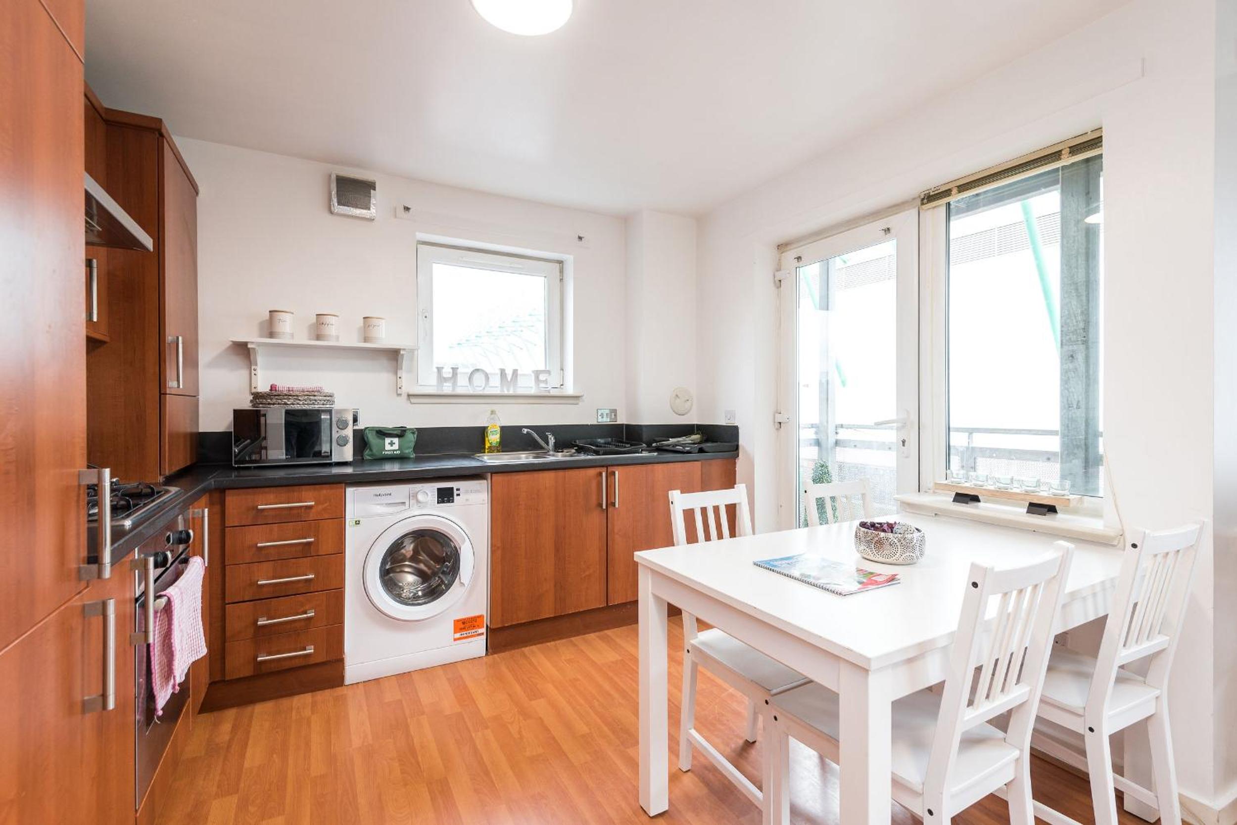 Modern Spacious 3 Bedroom City Centre Apartment - Free Parking - Private Balcony view 5