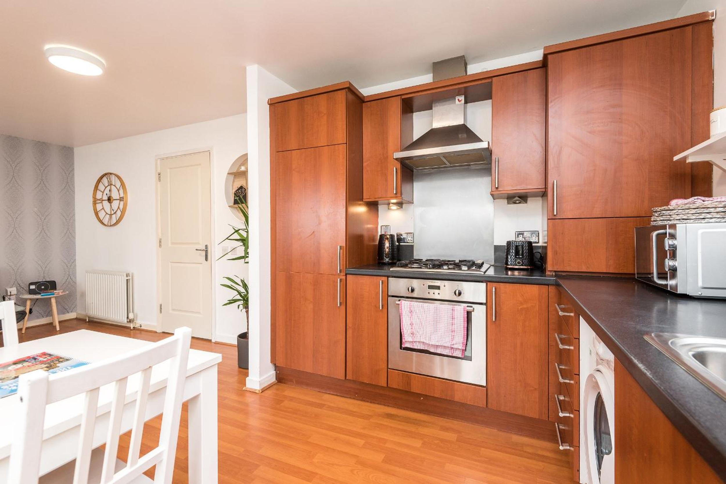 Modern Spacious 3 Bedroom City Centre Apartment - Free Parking - Private Balcony view 3