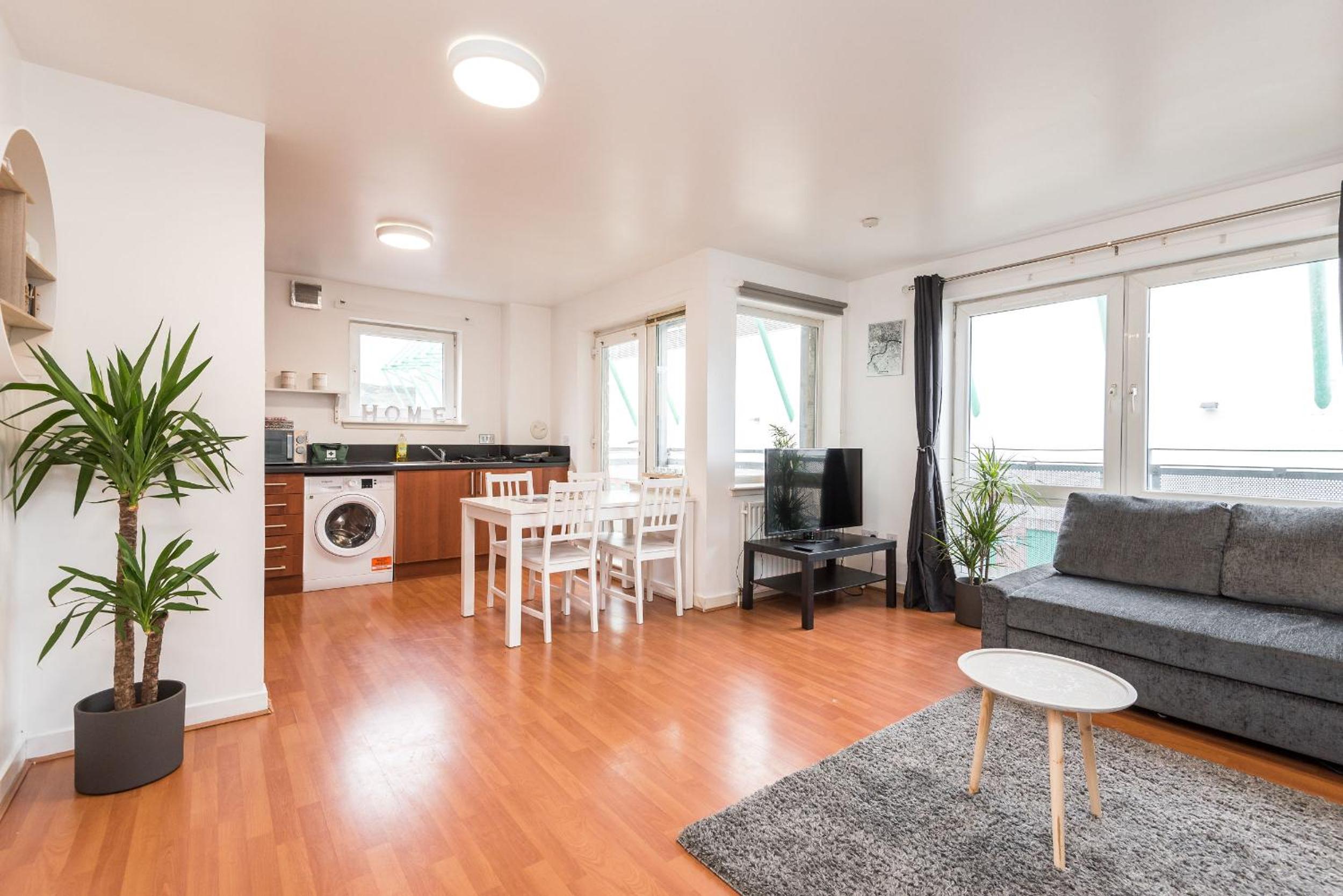 Modern Spacious 3 Bedroom City Centre Apartment - Free Parking - Private Balcony view 2