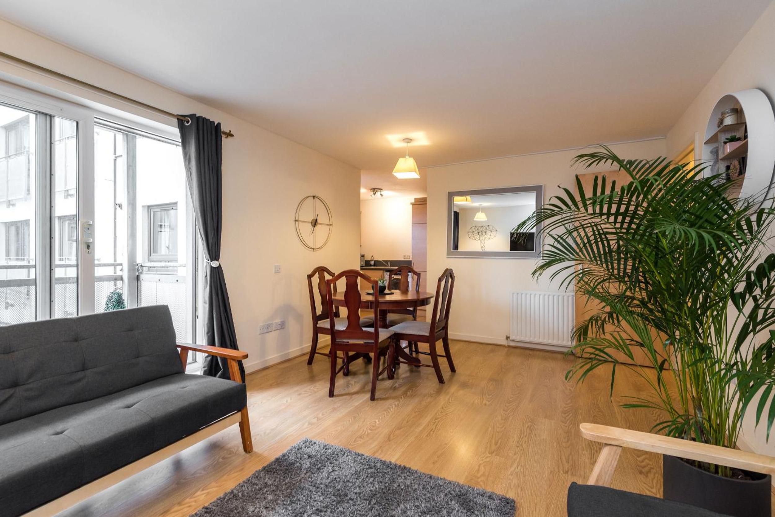 Elegant 2 Bedroom City Centre Apartment - Free Parking - Private Balcony view 2