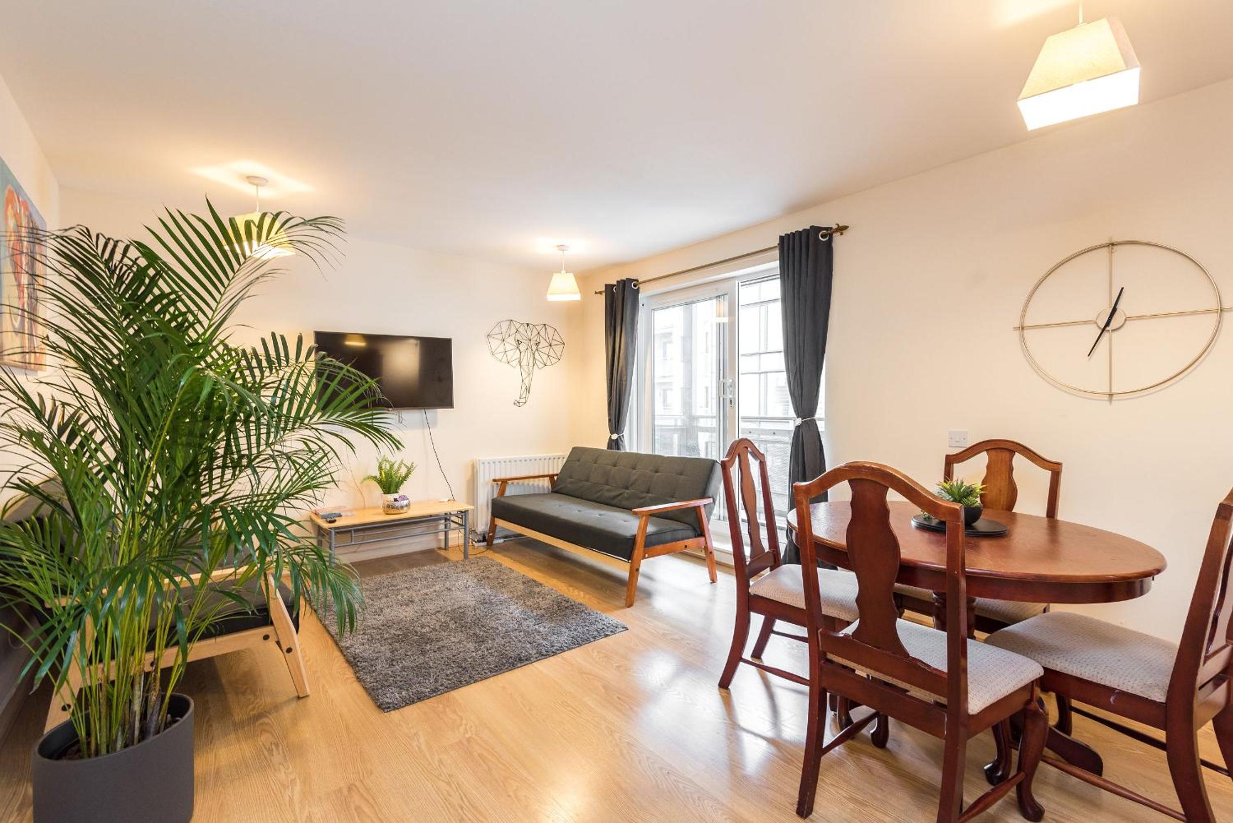 Elegant 2 Bedroom City Centre Apartment - Free Parking - Private Balcony view 5