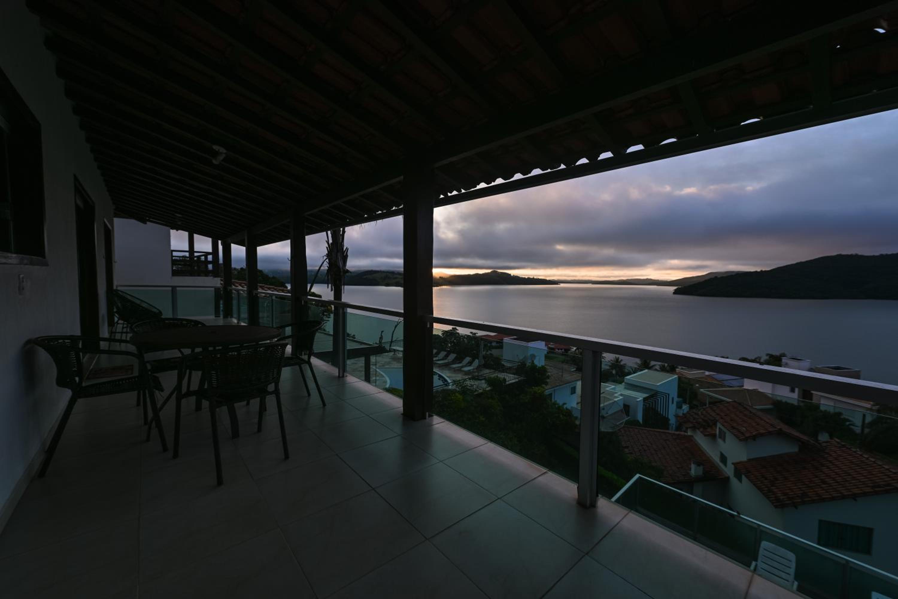Vista Espetacular em Escarpas com Piscina