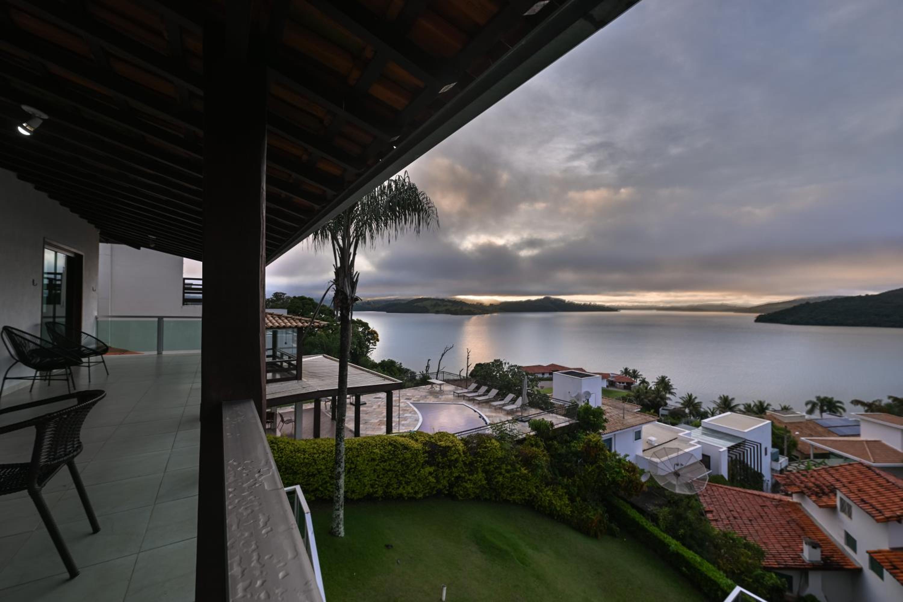 Vista Espetacular em Escarpas com Piscina