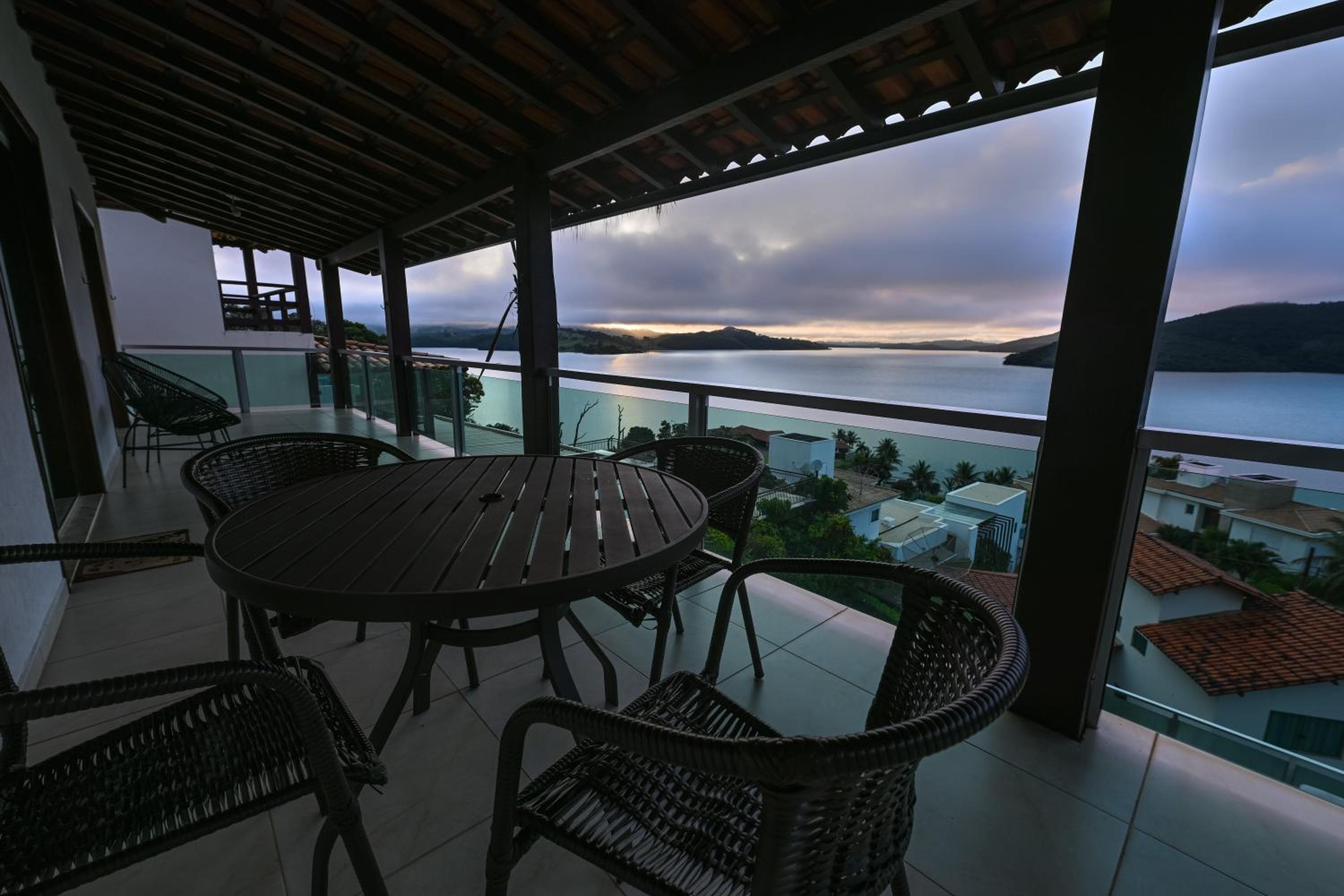 Vista Espetacular em Escarpas com Piscina