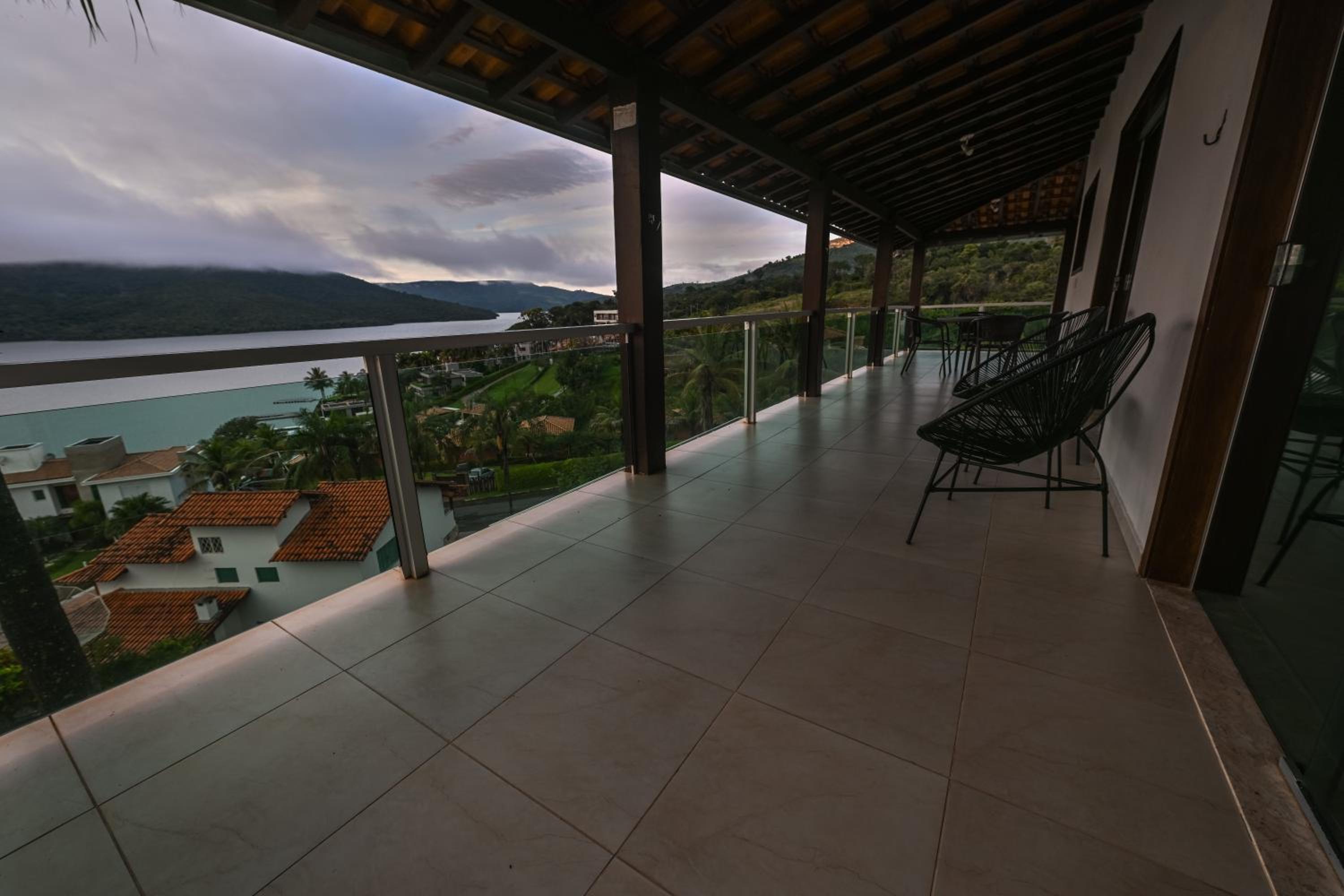 Vista Espetacular em Escarpas com Piscina