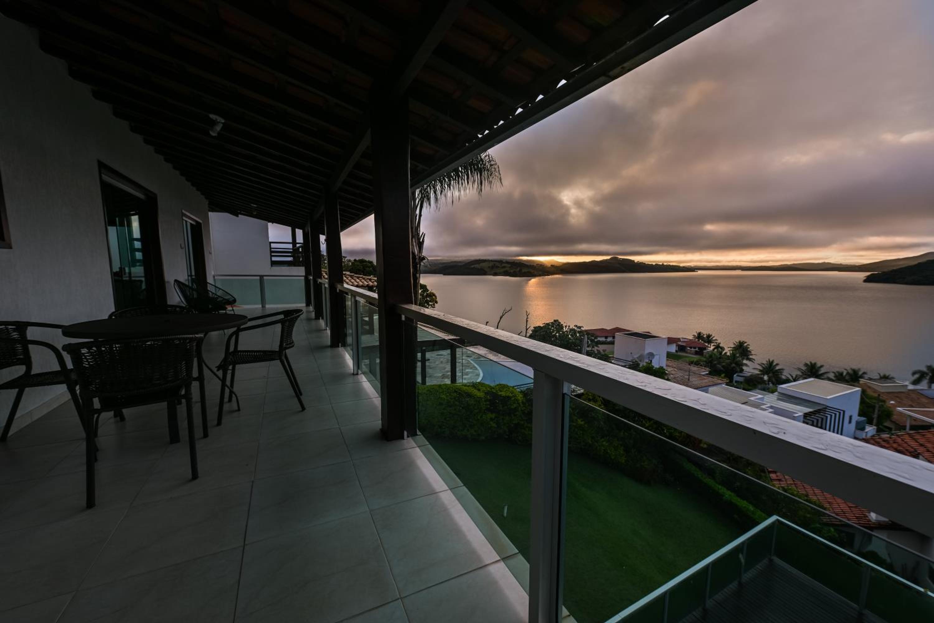 Vista Espetacular em Escarpas com Piscina