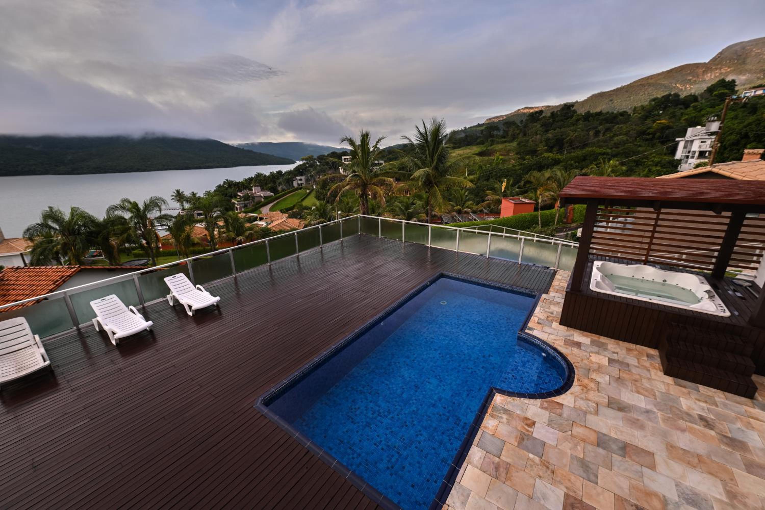 Vista Espetacular em Escarpas com Piscina