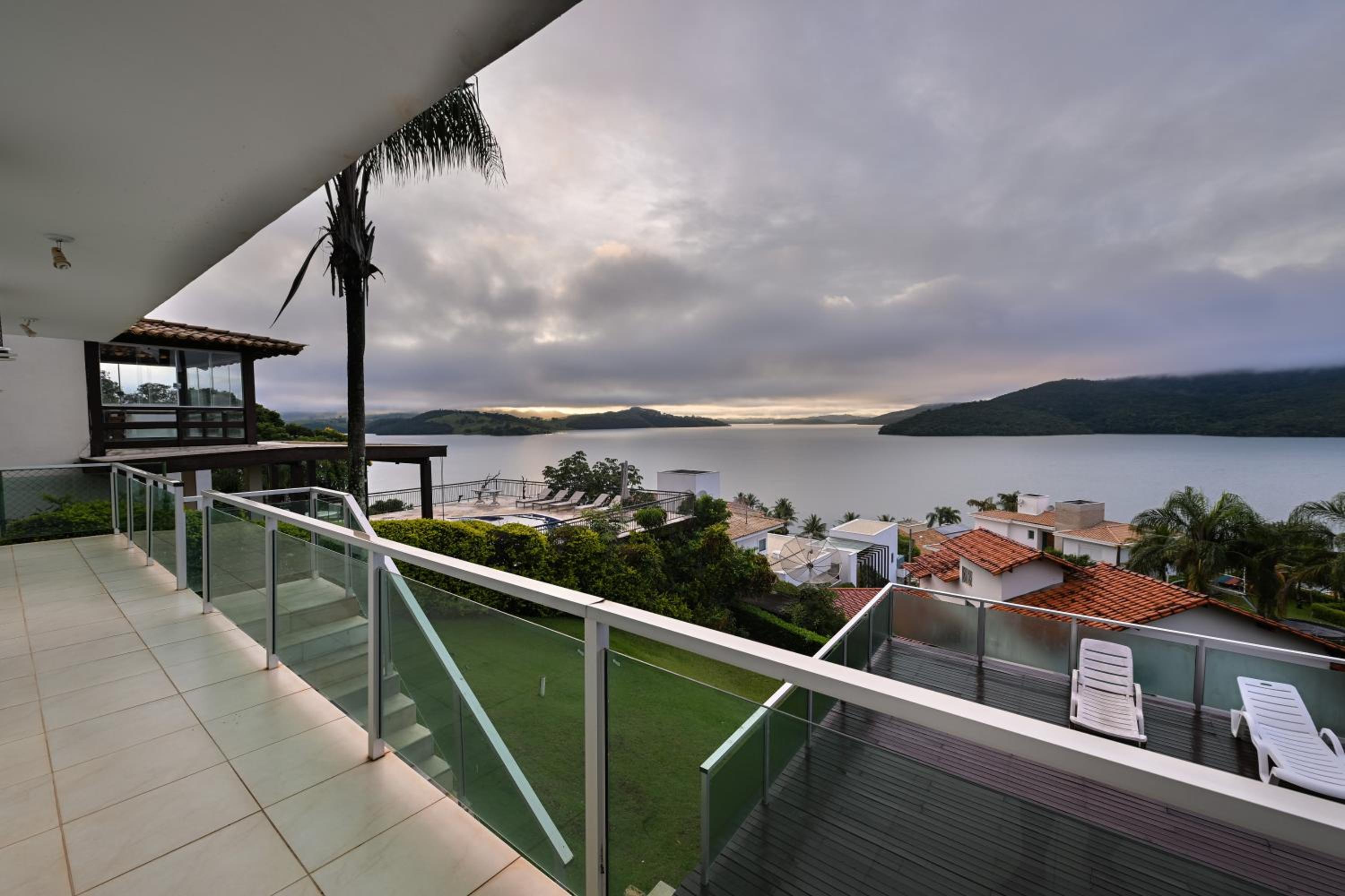 Vista Espetacular em Escarpas com Piscina
