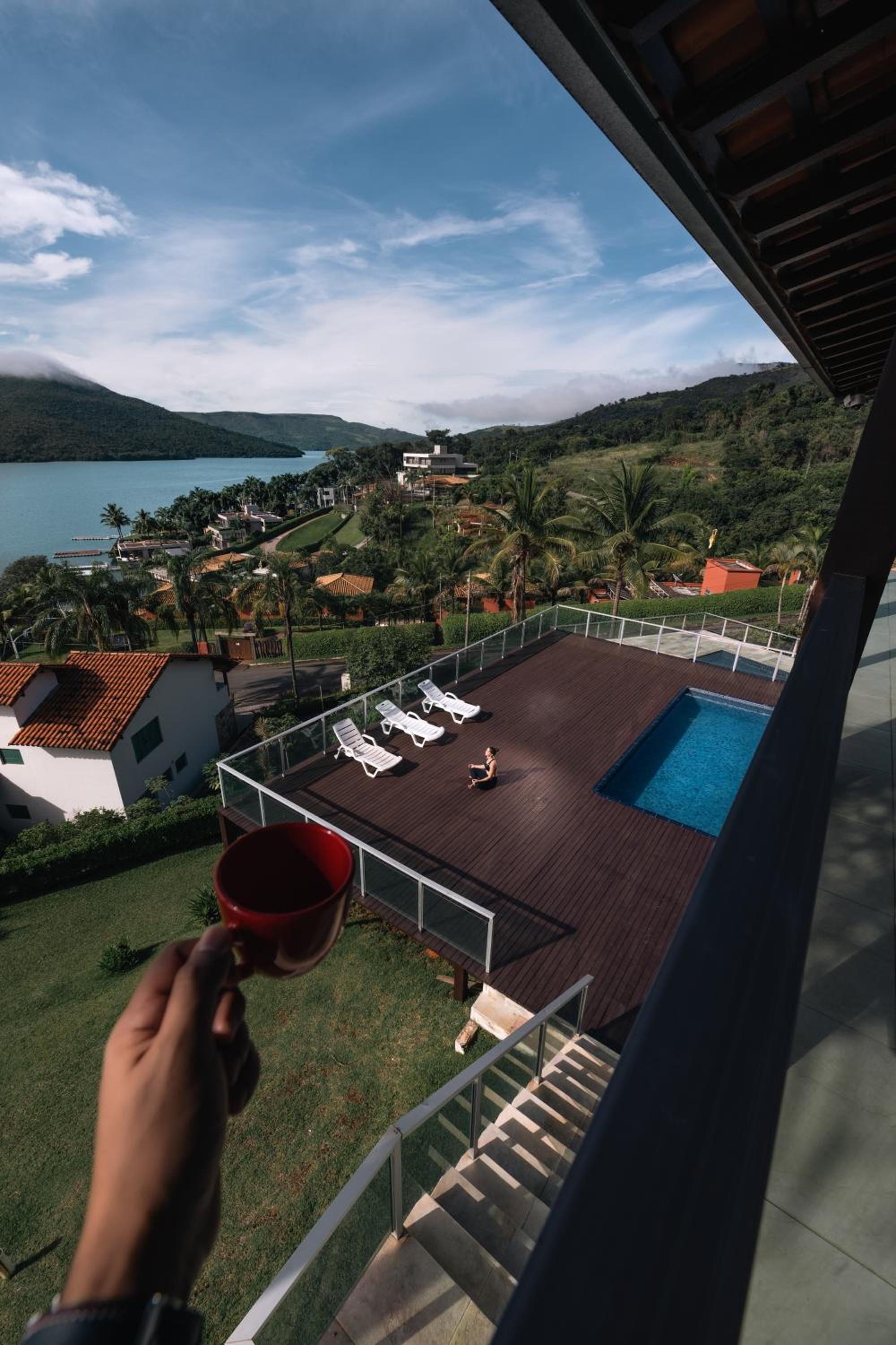 Vista Espetacular em Escarpas com Piscina
