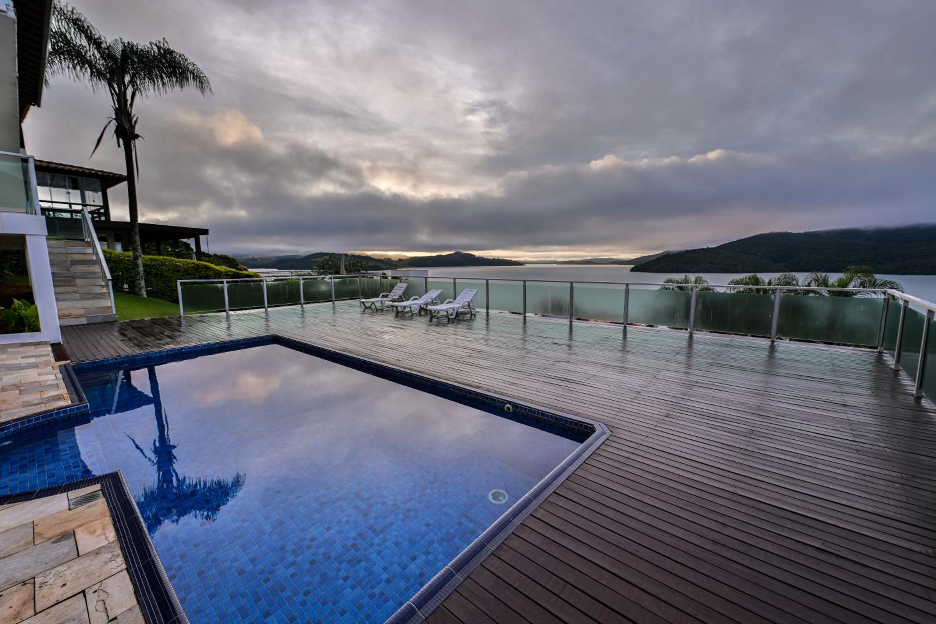 Vista Espetacular em Escarpas com Piscina