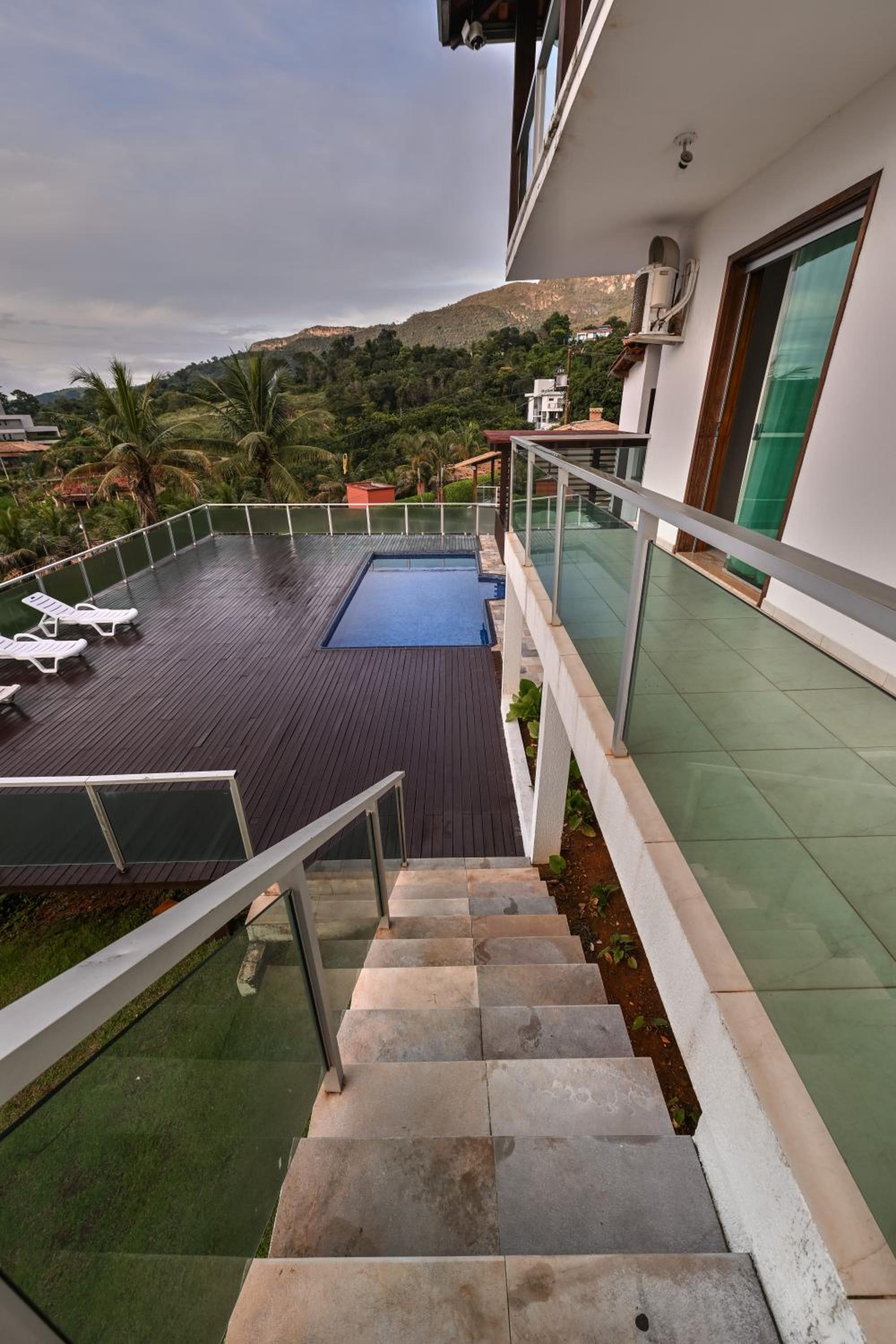 Vista Espetacular em Escarpas com Piscina