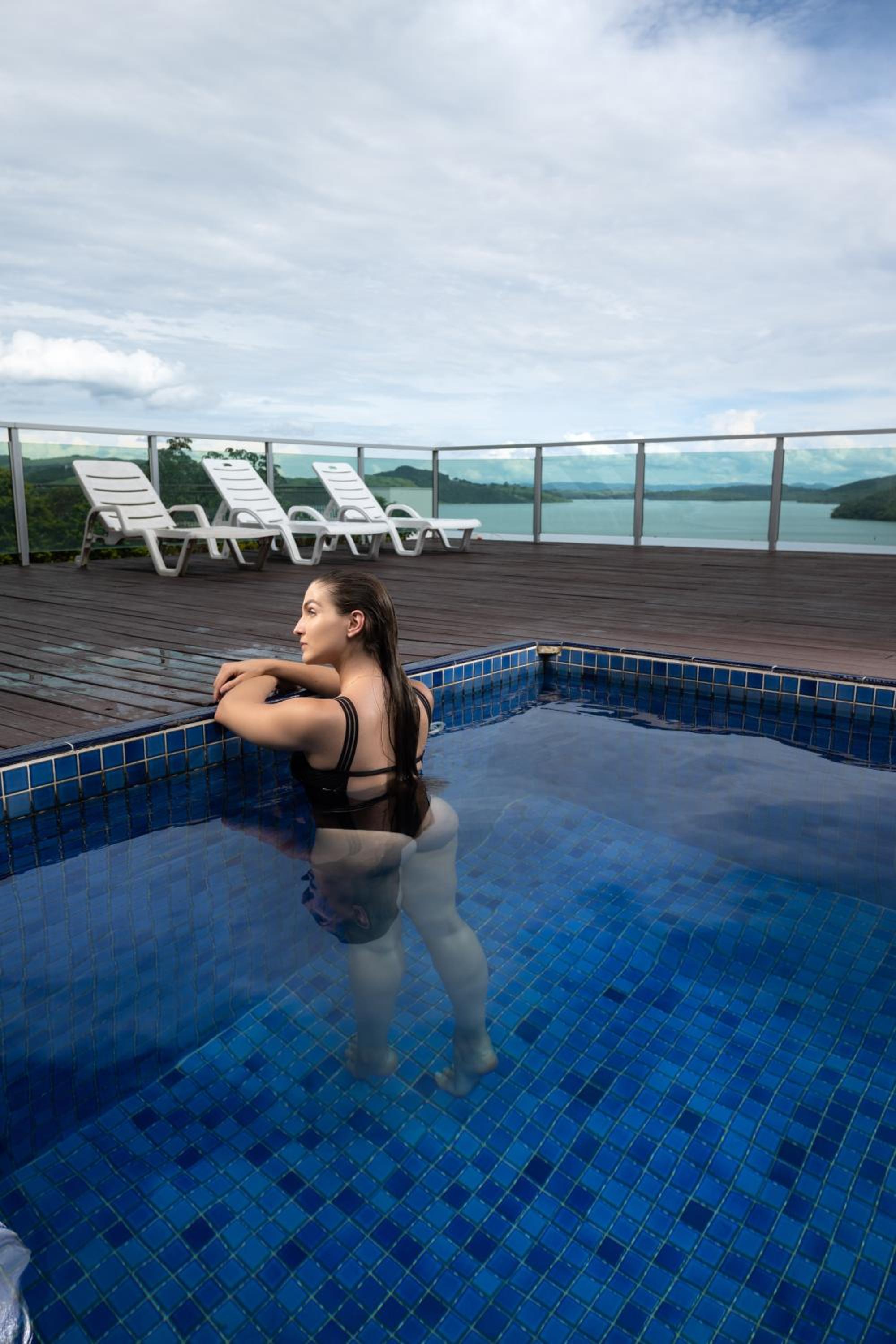 Vista Espetacular em Escarpas com Piscina