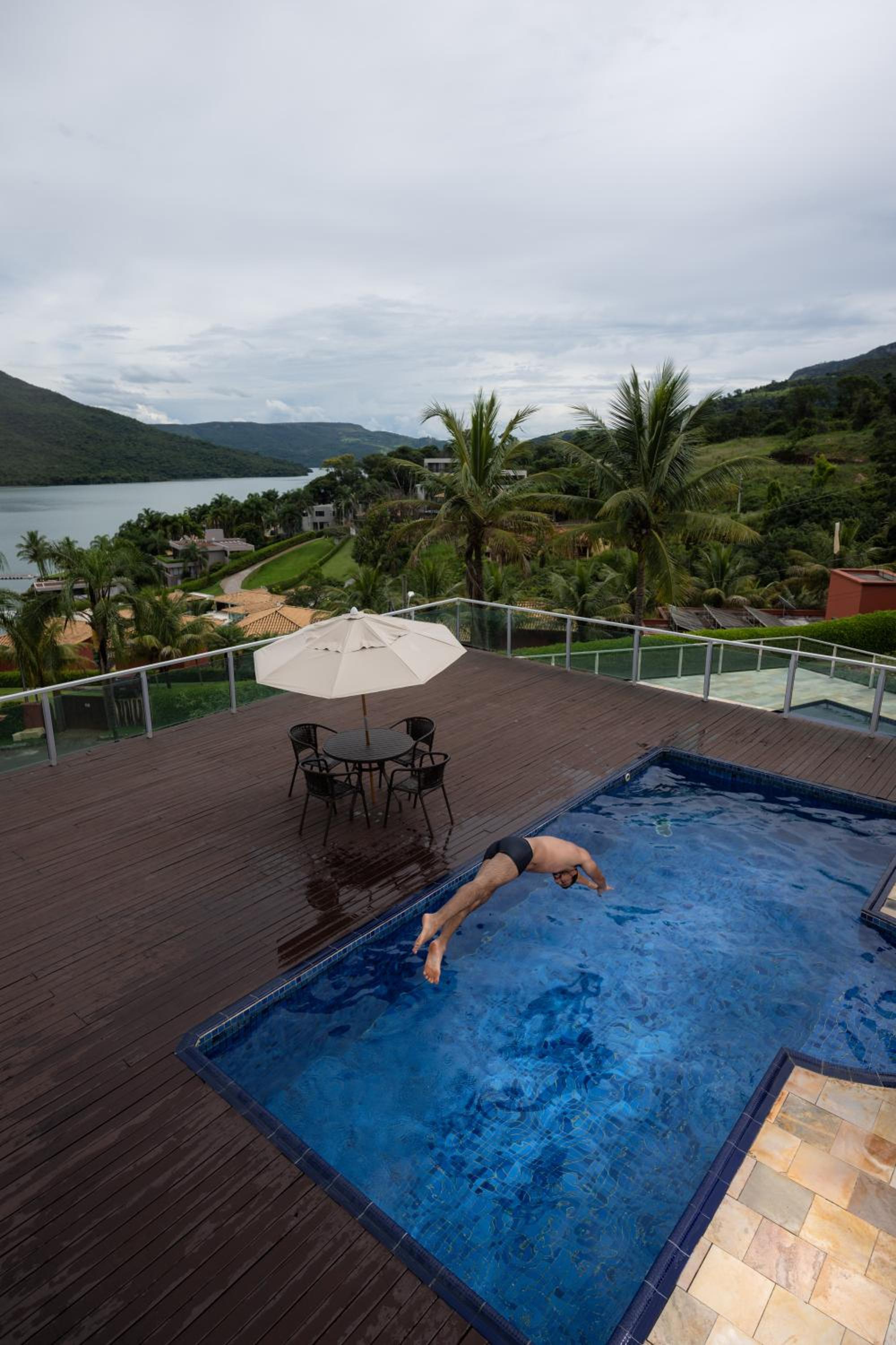 Vista Espetacular em Escarpas com Piscina