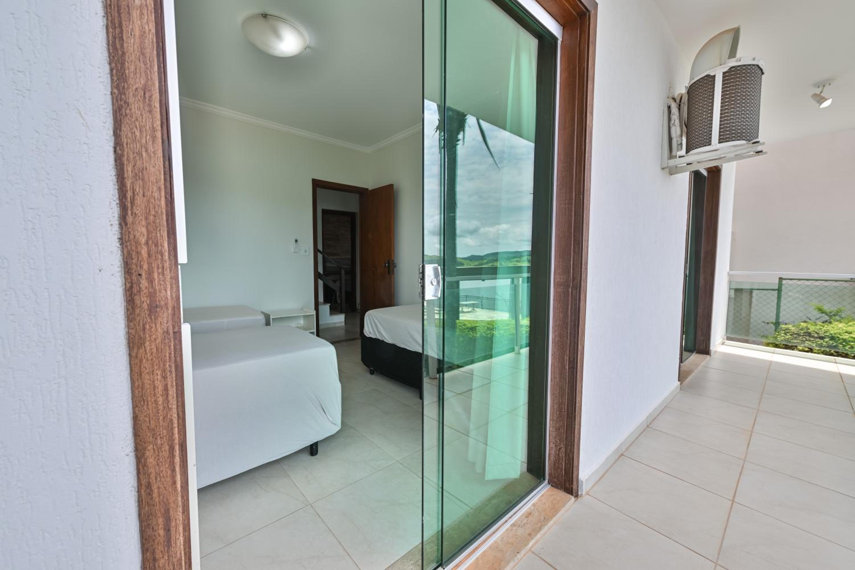 Vista Espetacular em Escarpas com Piscina