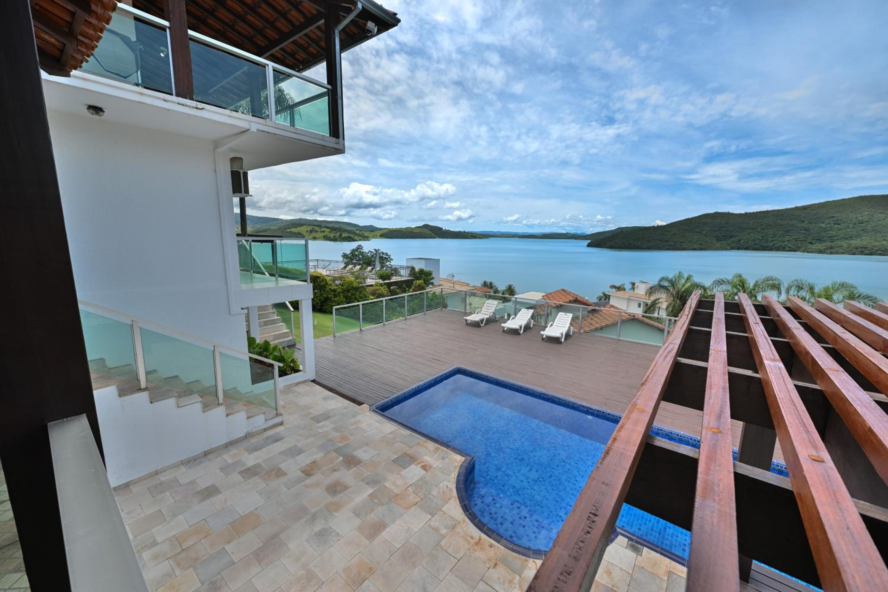 Vista Espetacular em Escarpas com Piscina