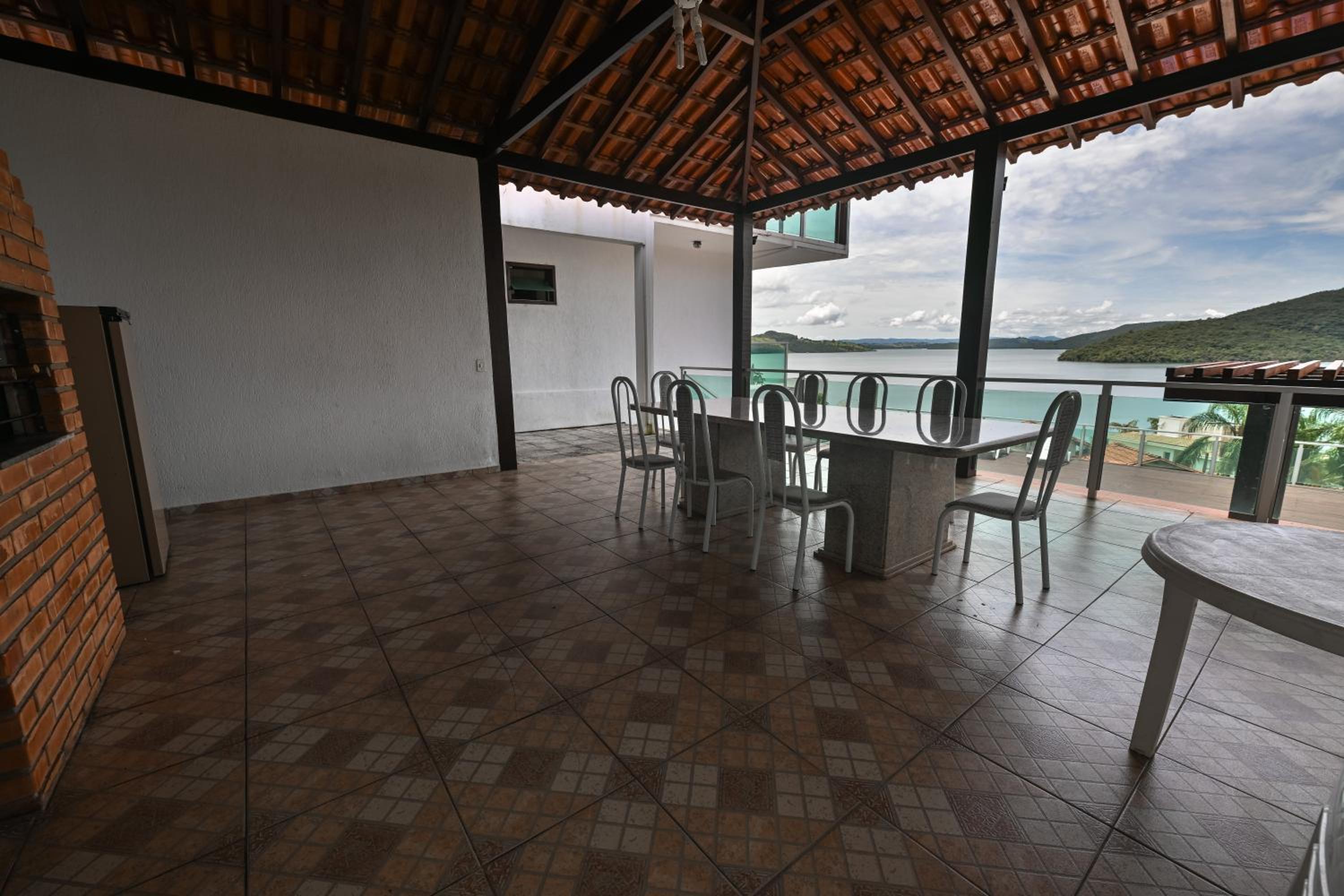 Vista Espetacular em Escarpas com Piscina
