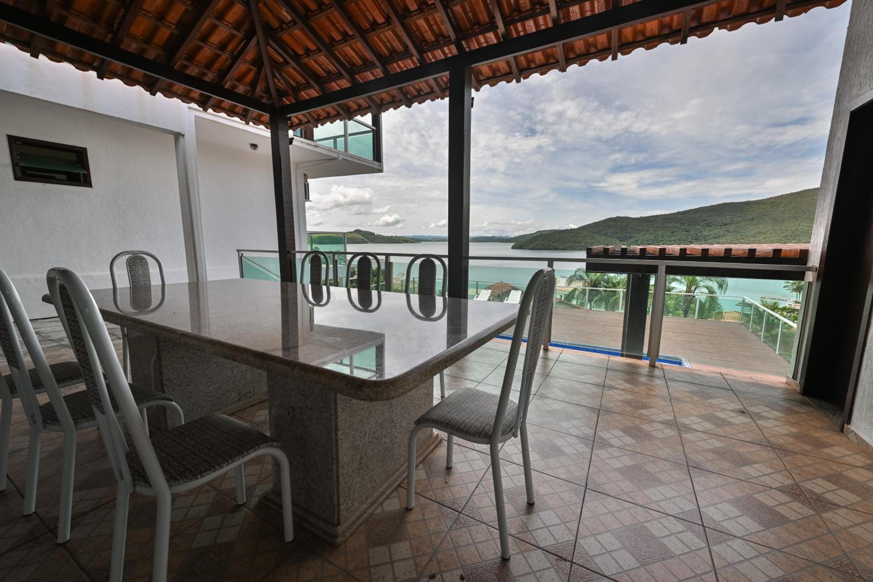Vista Espetacular em Escarpas com Piscina