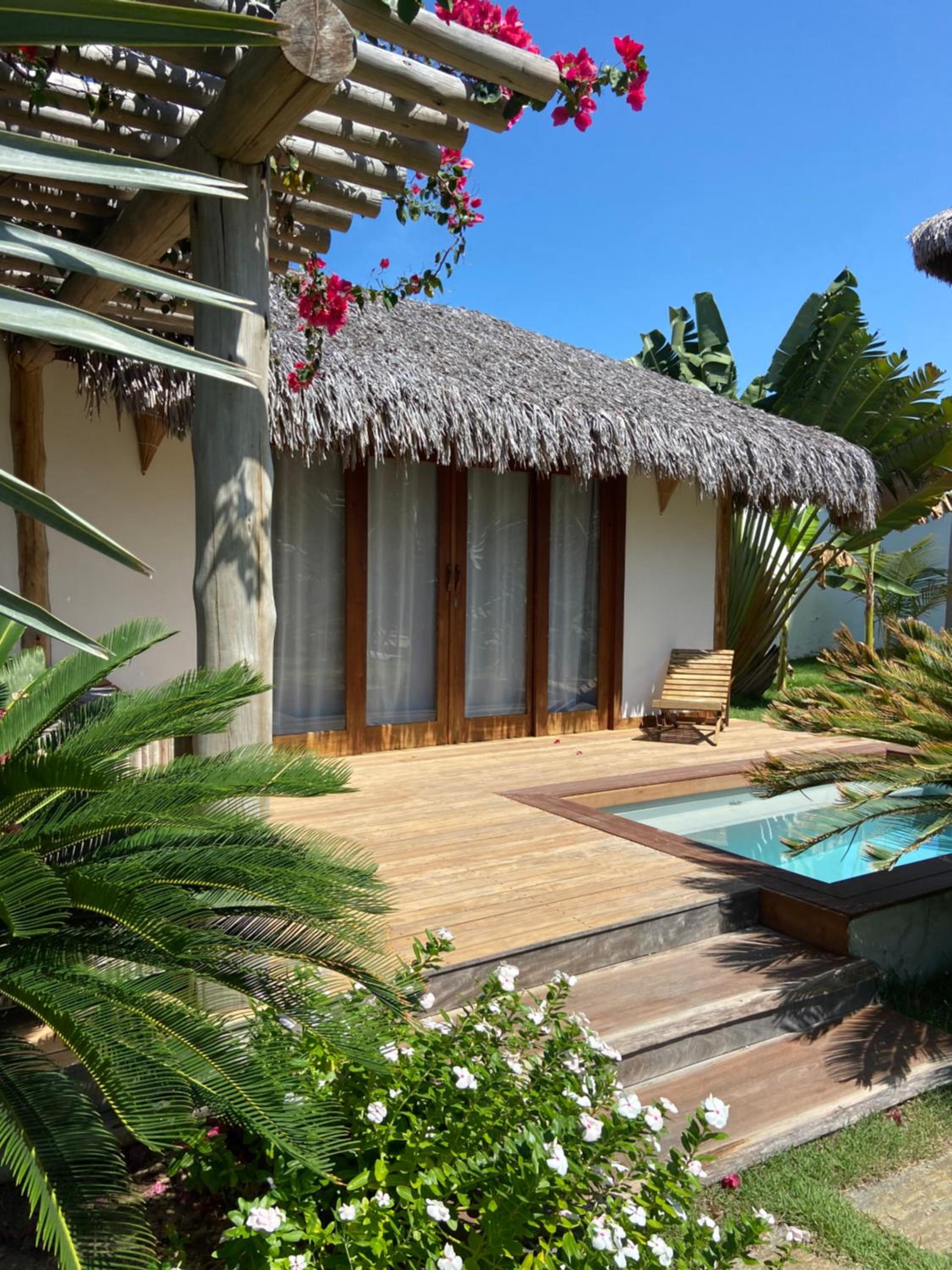 Hotel Tiki Pool's Bungalows - Image 1
