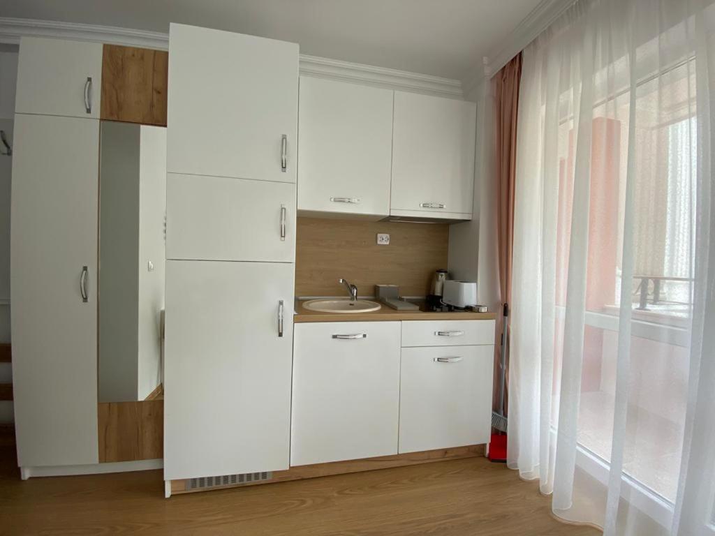 Sunny studio in Sweet Home Complex