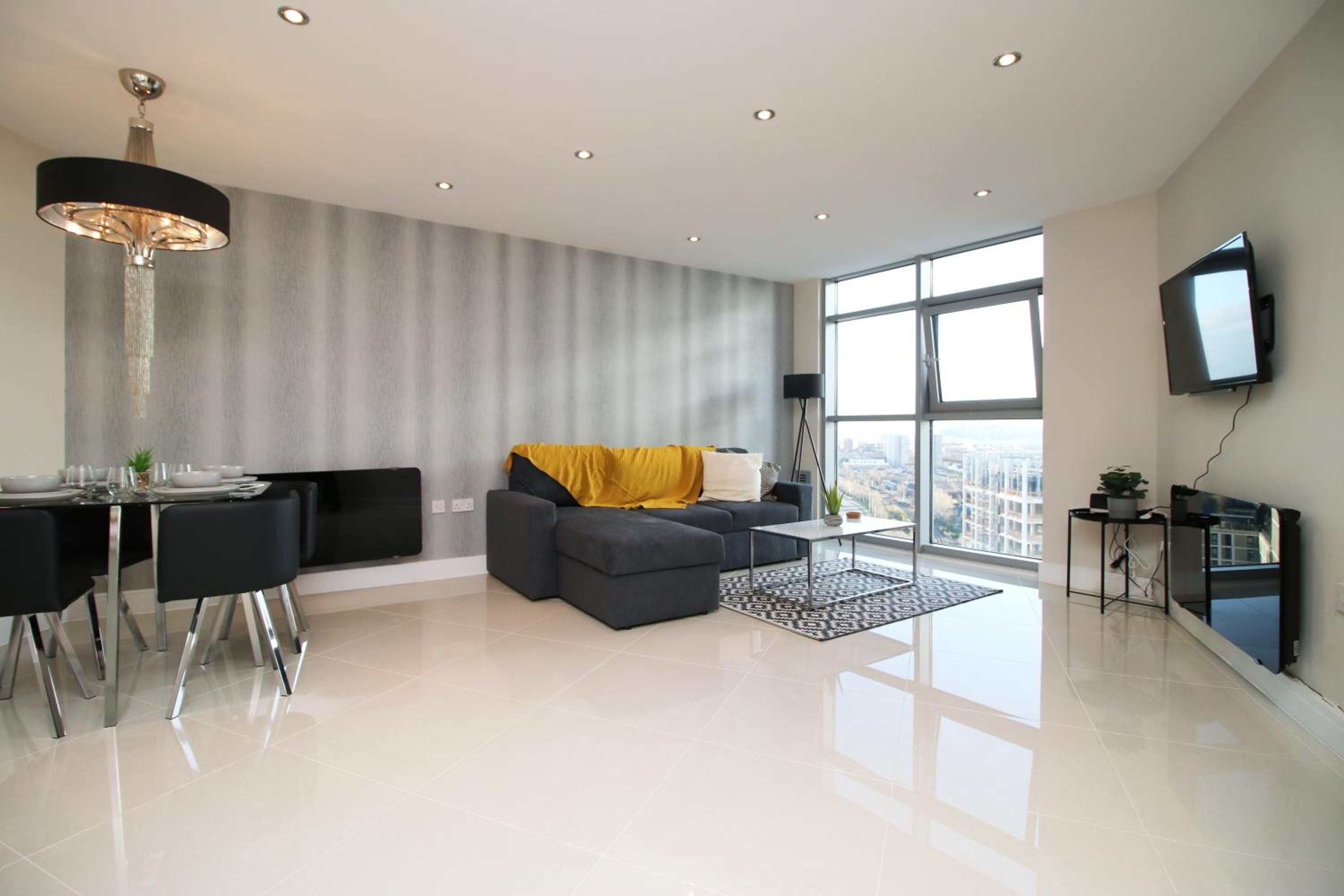 The Skyline - Luxury CIty Centre Flat with Designated Parking view 4