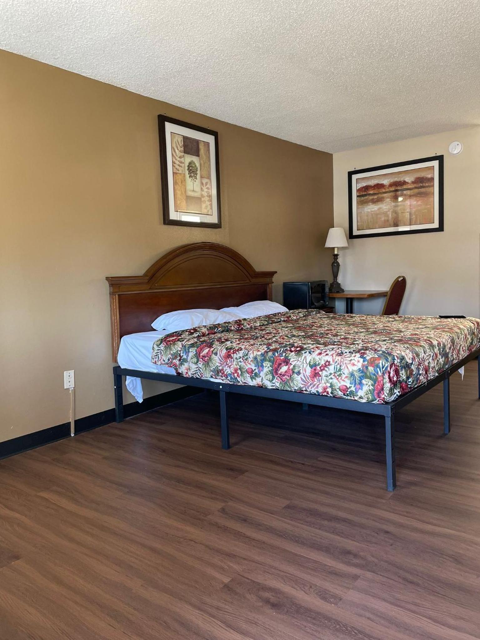 DELUXE INN