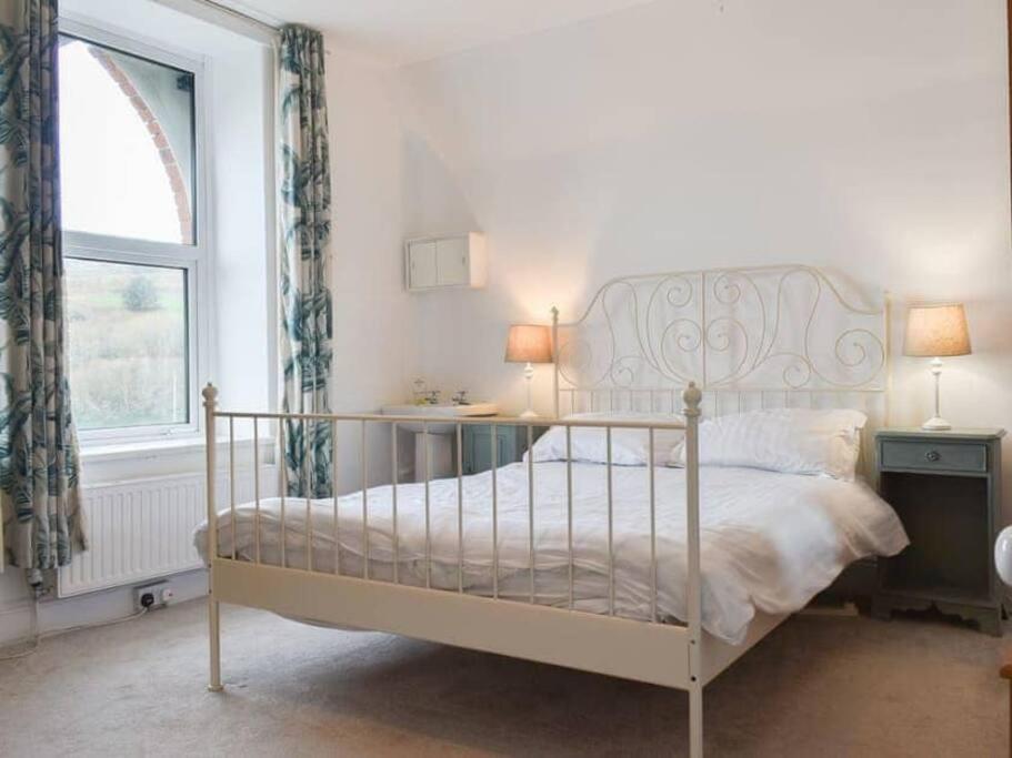 Chambercombe Villa - Harbour View, Decking, Garden, Games Room, sleeps 20 view 4
