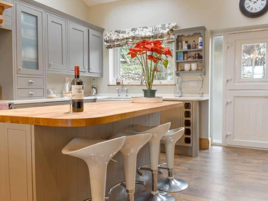 Chambercombe Villa - Harbour View, Decking, Garden, Games Room, sleeps 20 view 5