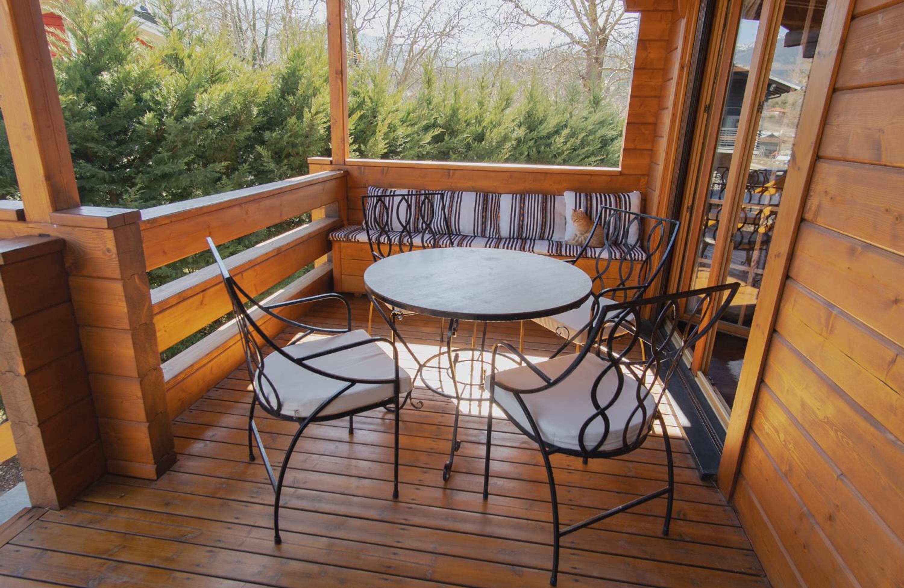 Riverside Forest Retreat-Chalet