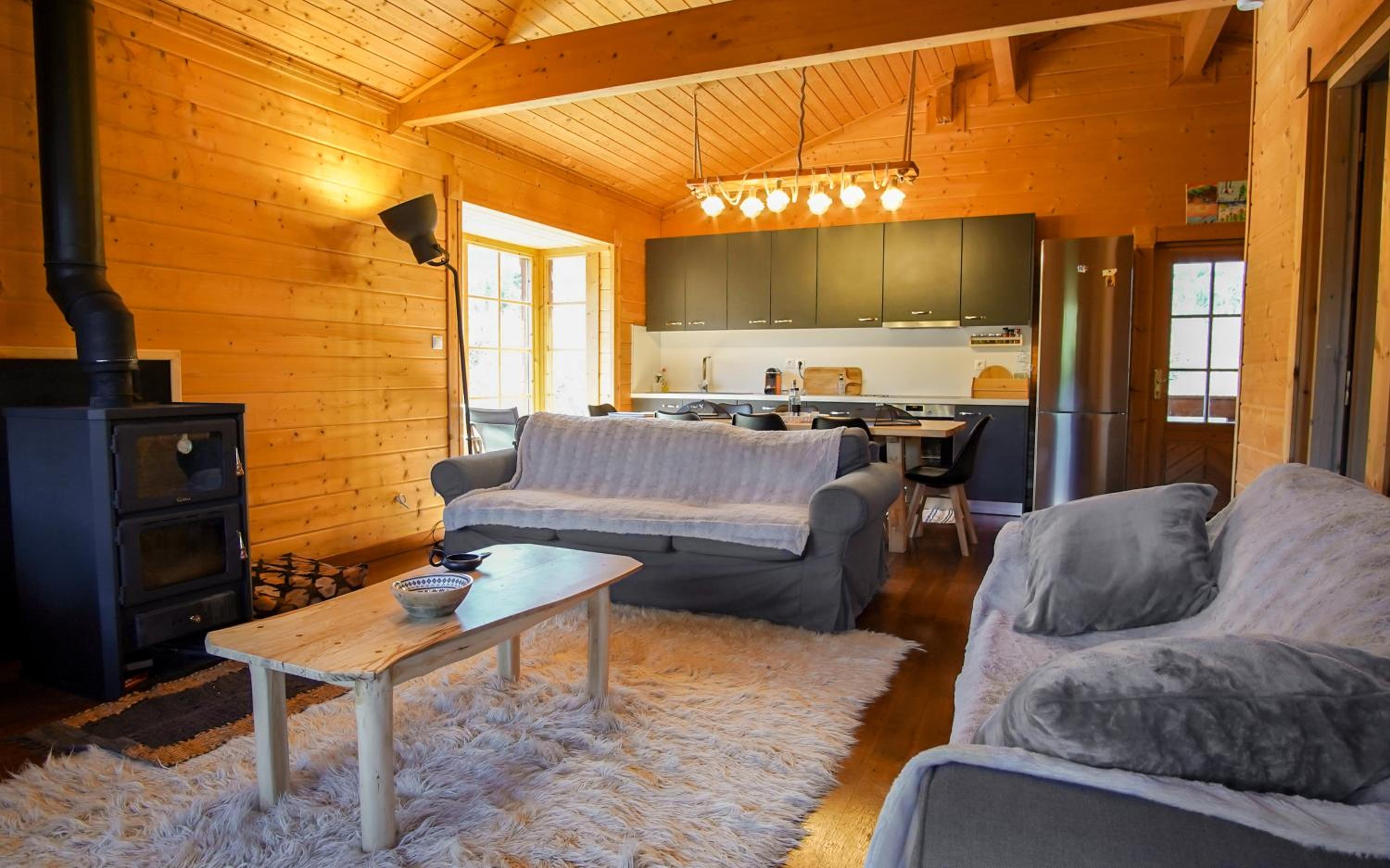Riverside Forest Retreat-Chalet