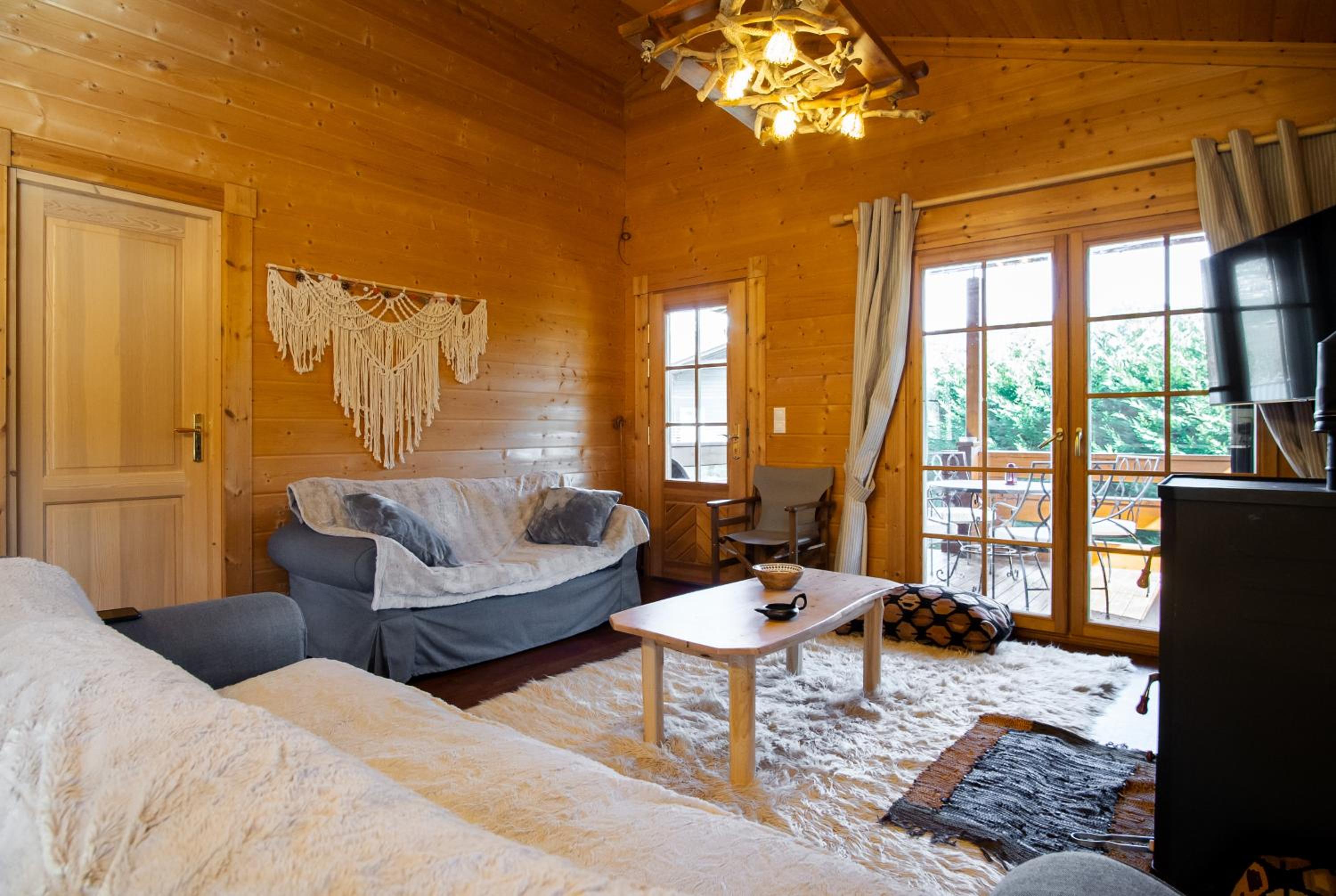 Riverside Forest Retreat-Chalet