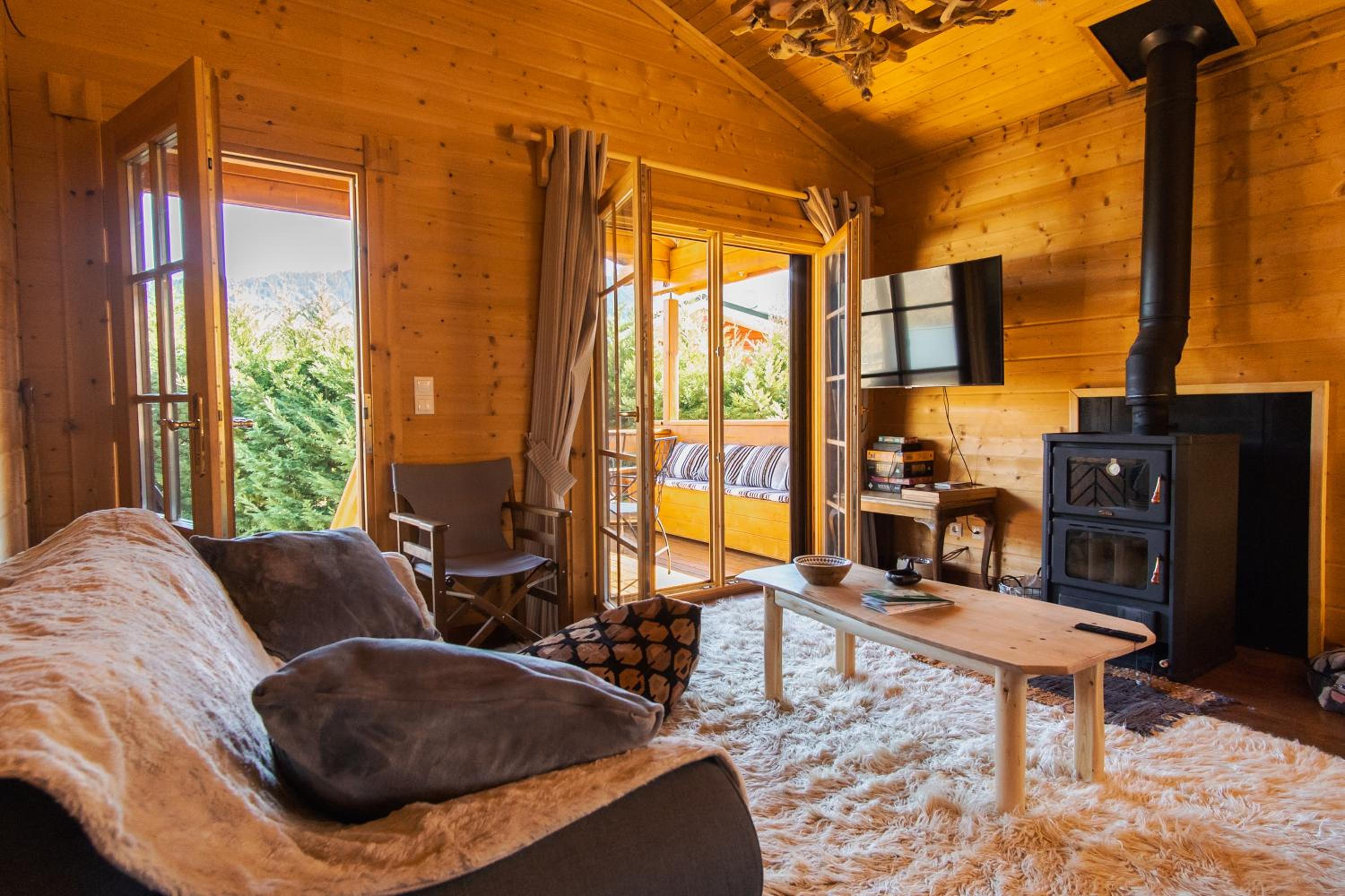 Riverside Forest Retreat-Chalet