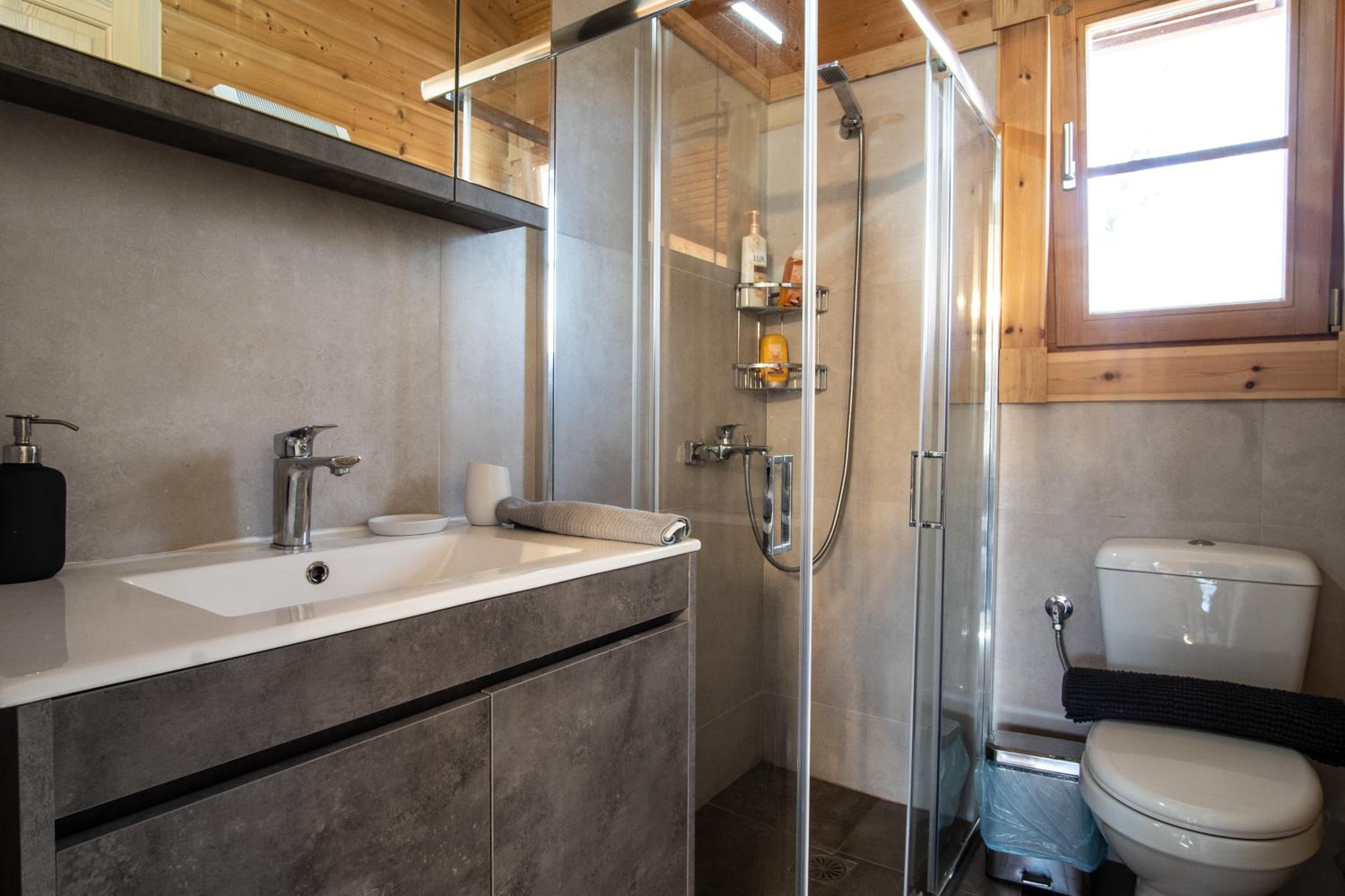 Riverside Forest Retreat-Chalet