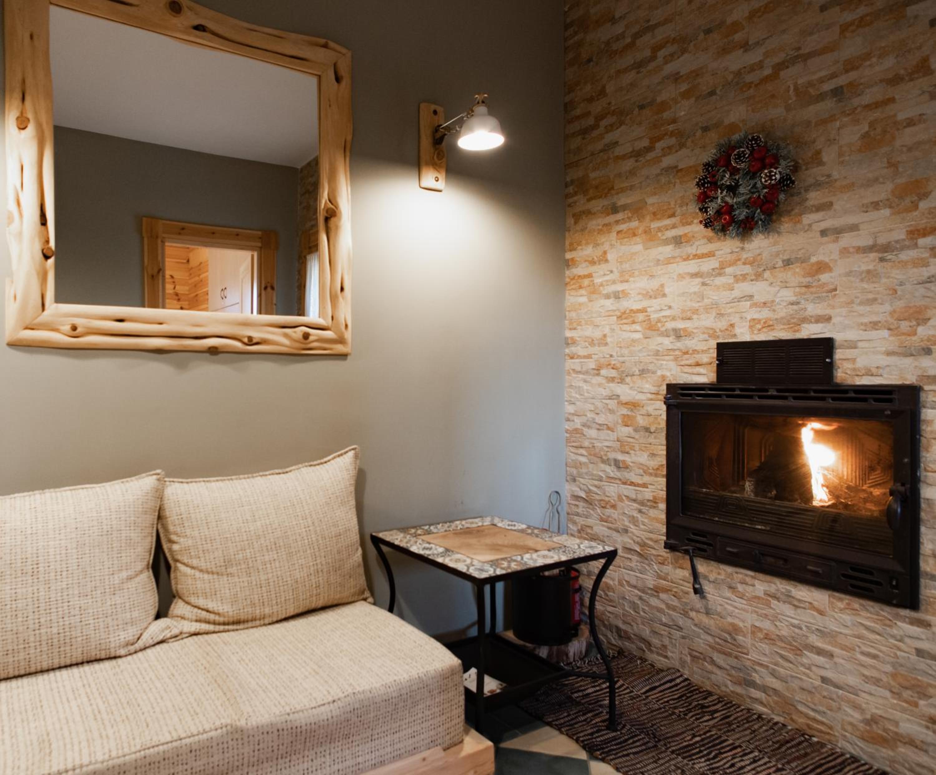 Riverside Forest Retreat-Chalet