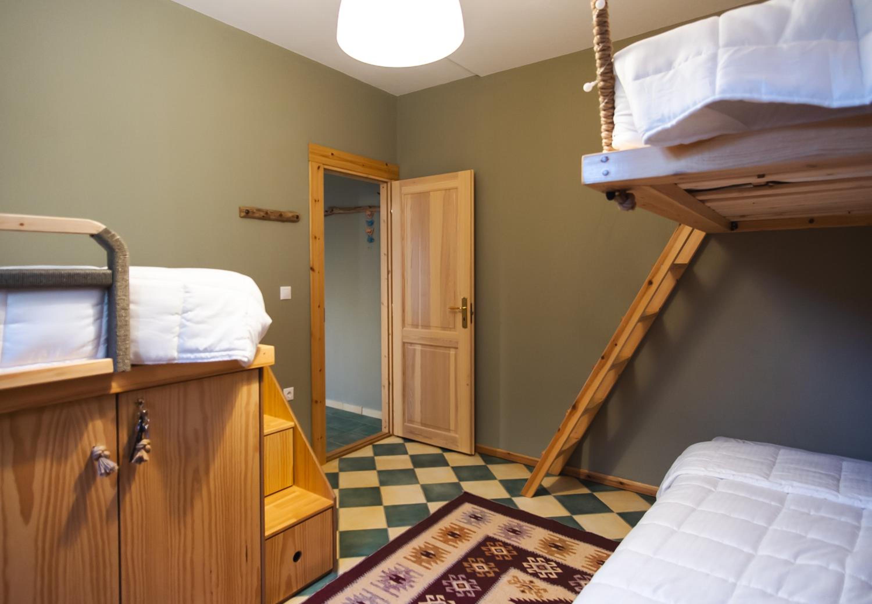 Riverside Forest Retreat-Chalet