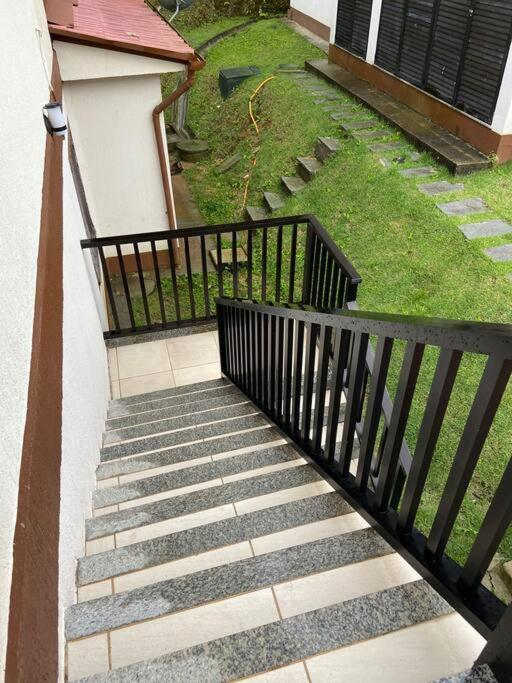 Apartamento com vista para as montanhas e natureza
