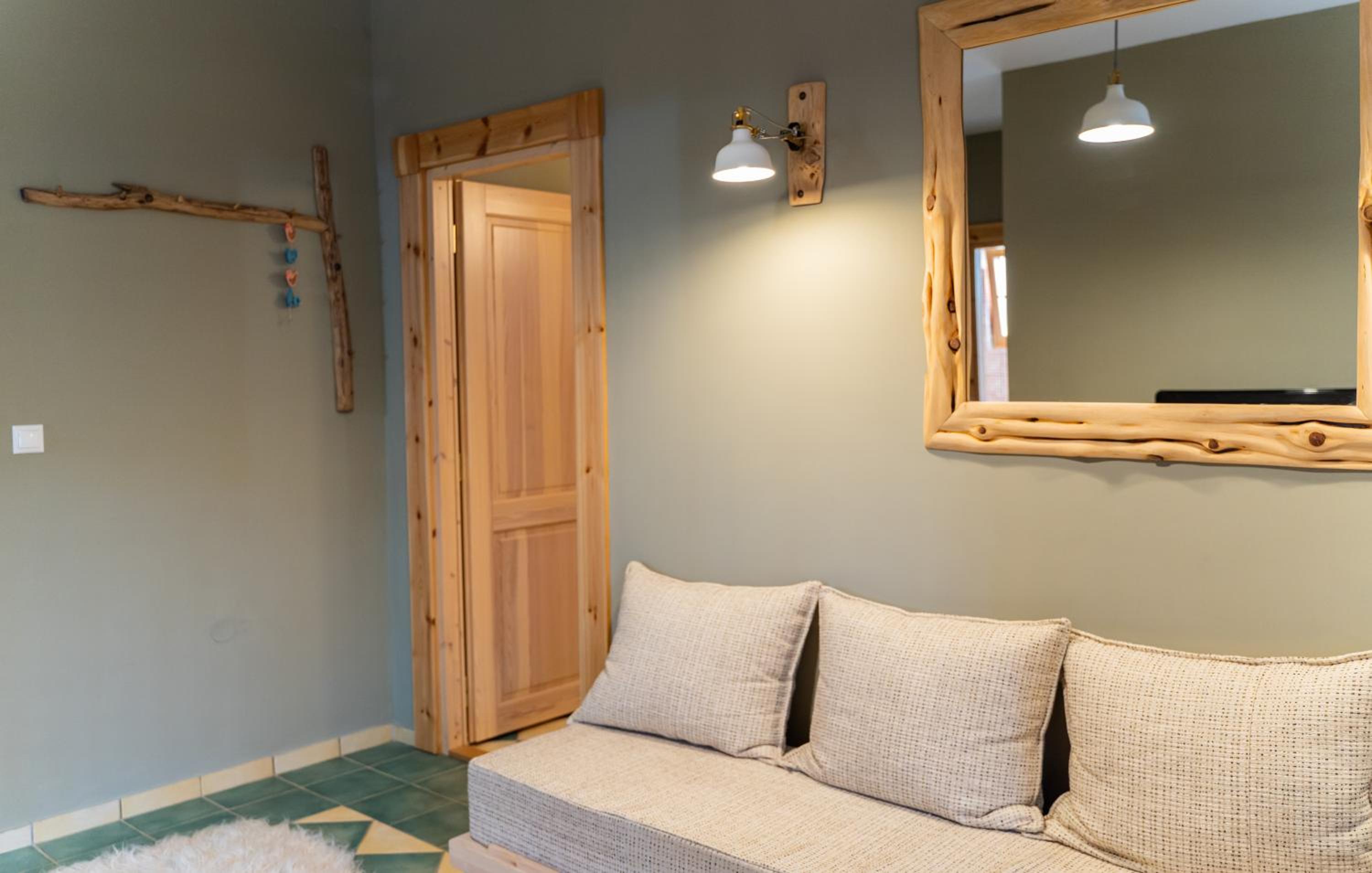 Riverside Forest Retreat-Chalet