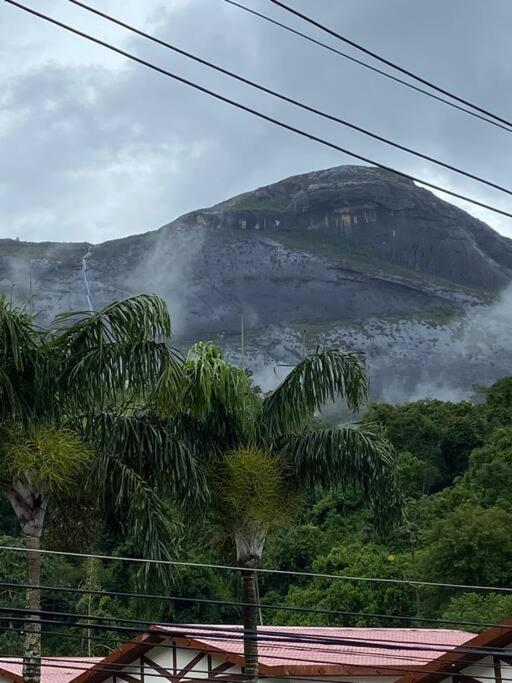 Apartamento com vista para as montanhas e natureza