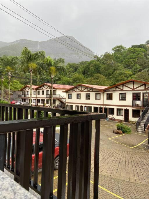 Apartamento com vista para as montanhas e natureza