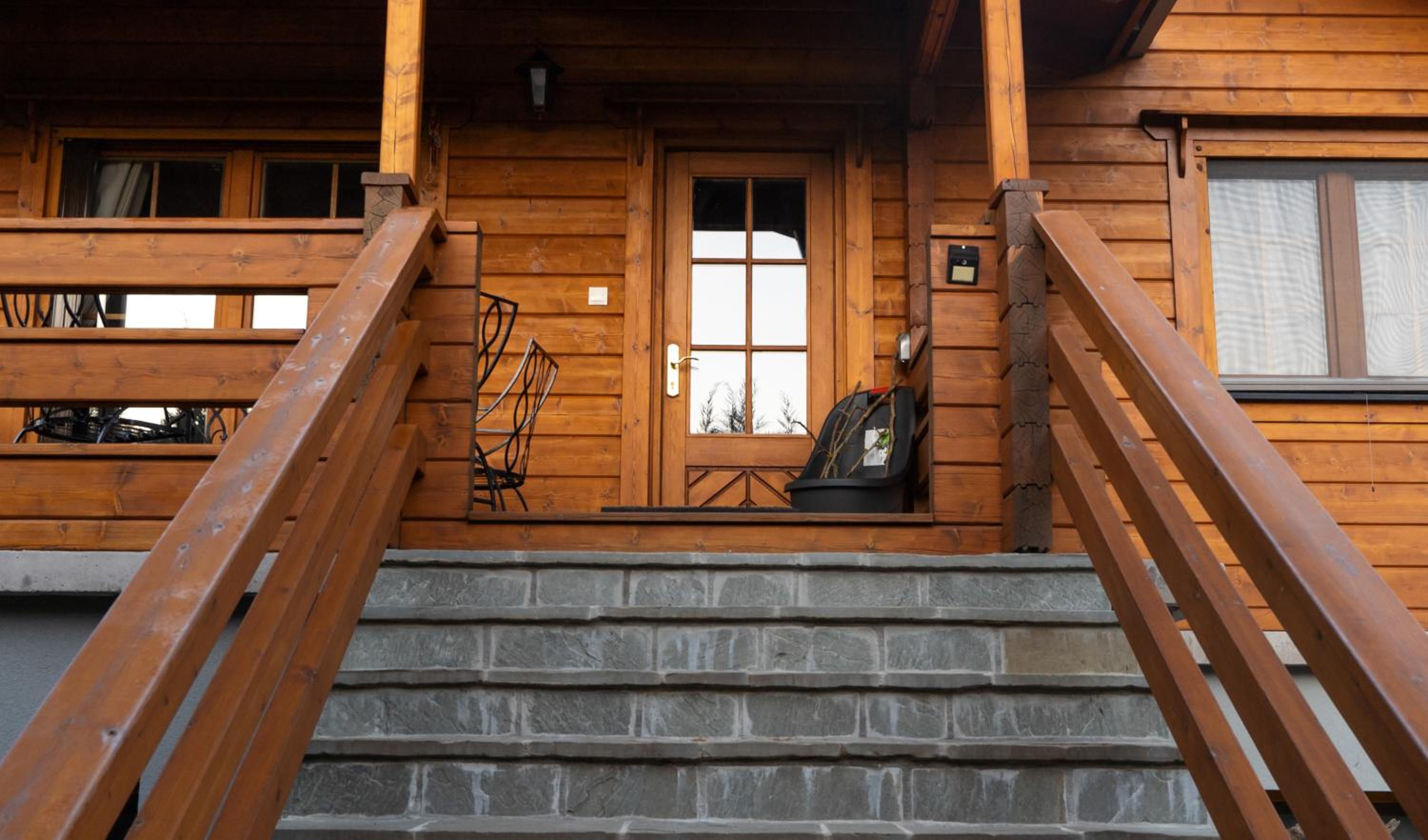 Riverside Forest Retreat-Chalet
