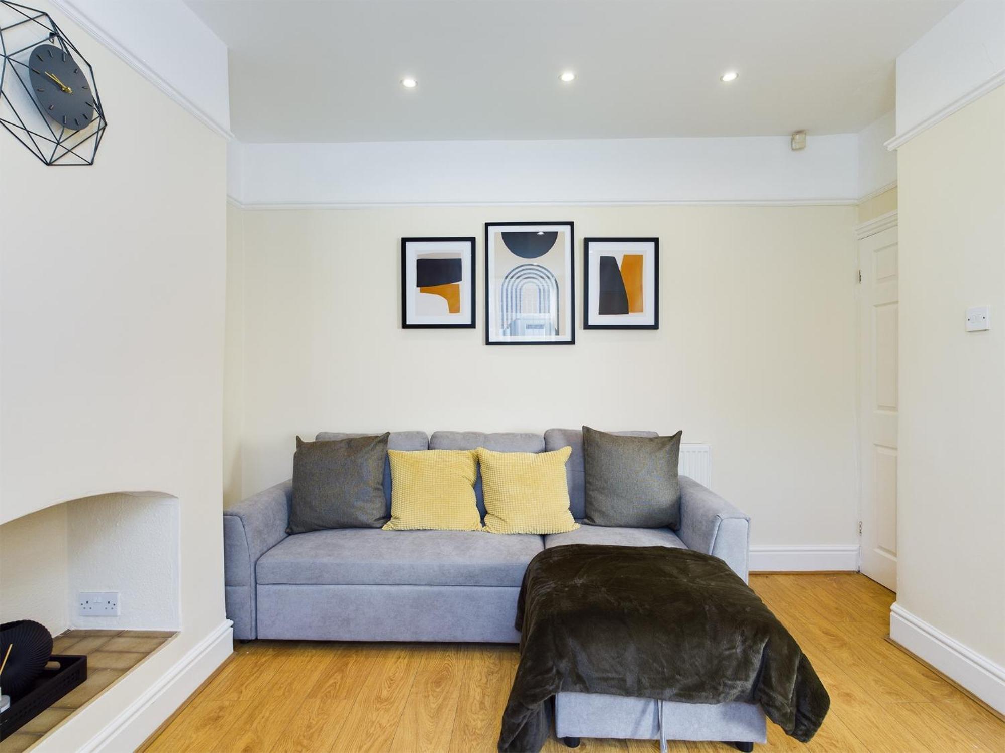 Modern 5 Bedroom House Near Lark Lane view 3