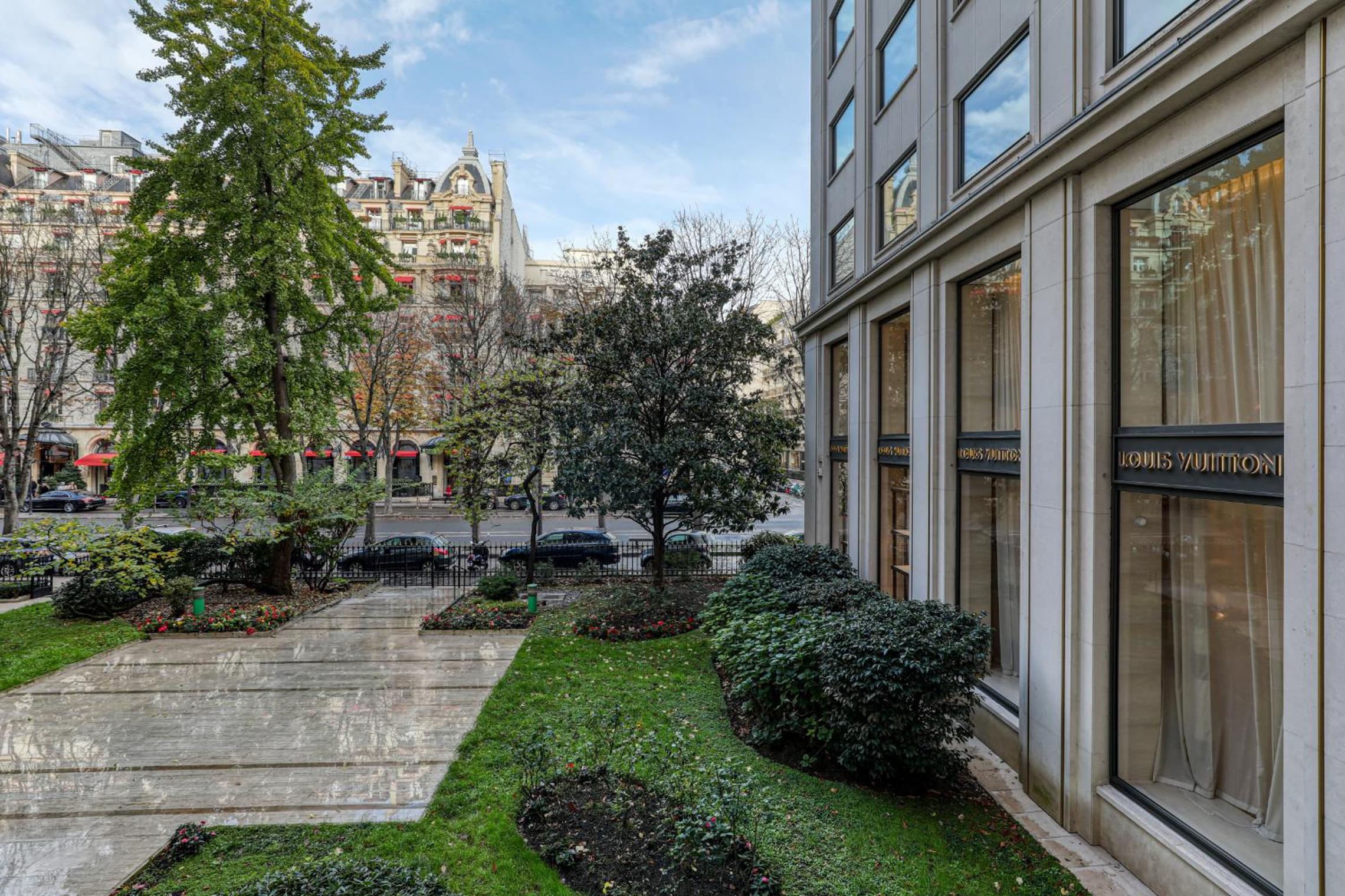 Montaigne Executive Suite