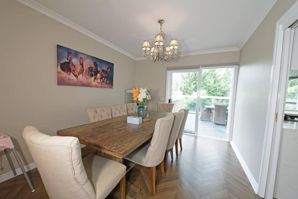 Charming 6 BRM Villa in Melbourne Mullum Mullum Precinct