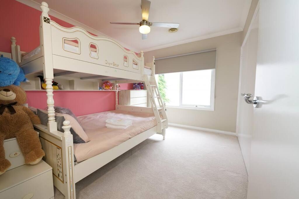 Charming 6 BRM Villa in Melbourne Mullum Mullum Precinct